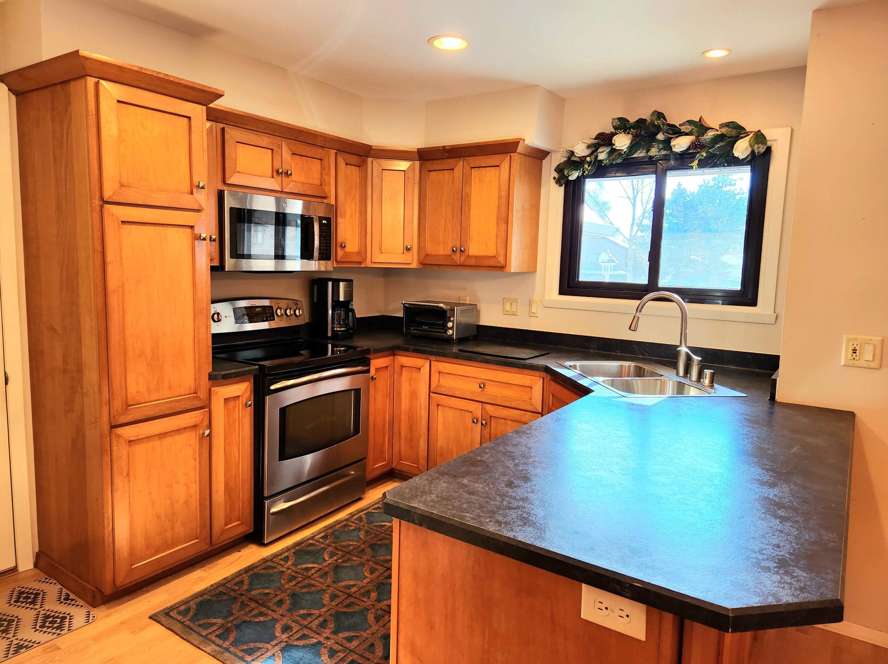 8173 Forest Hills Cir, Hales Corners, WI 53132-9605