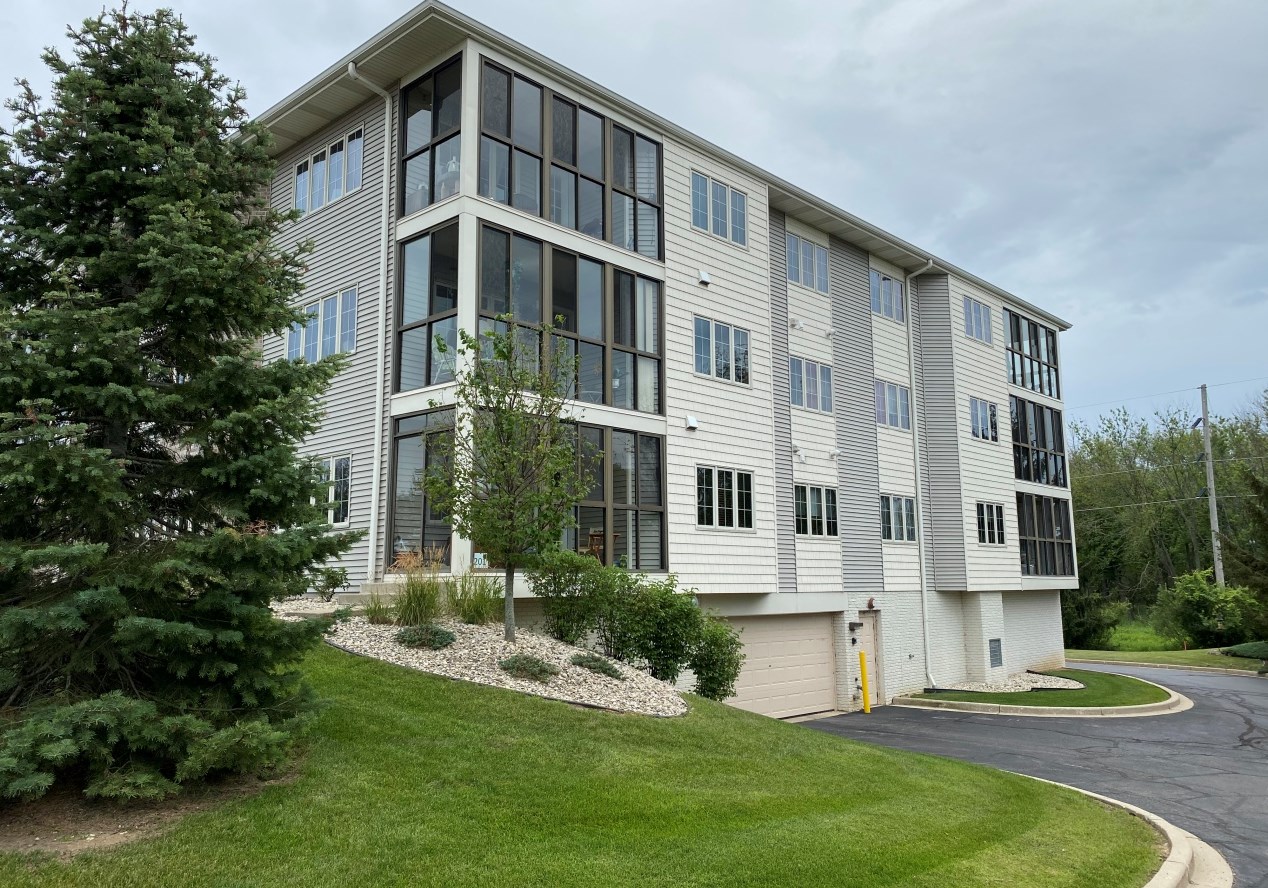 217 Oconomowoc Pkwy, Oconomowoc, WI 53066