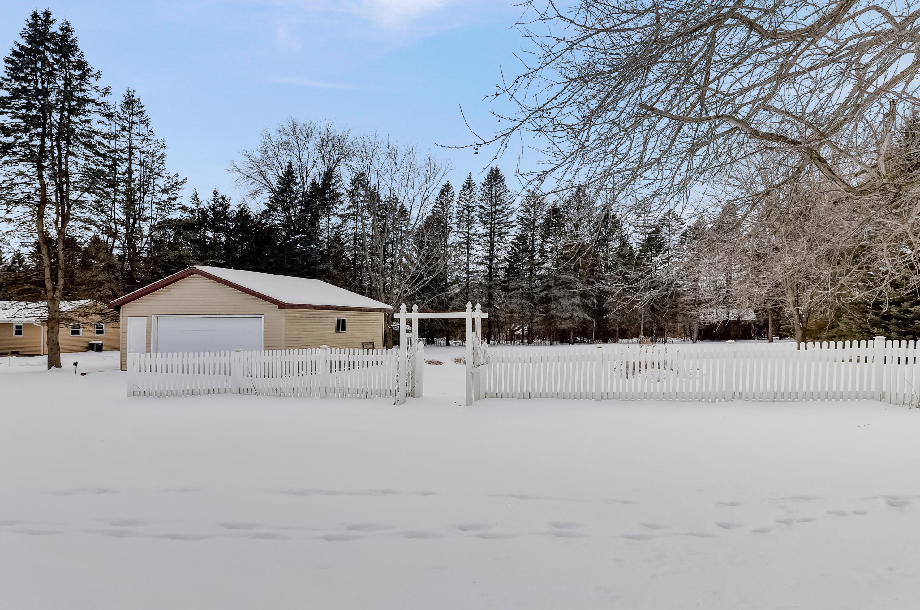 2071 Maple Rd, Grafton, WI 53024-9674