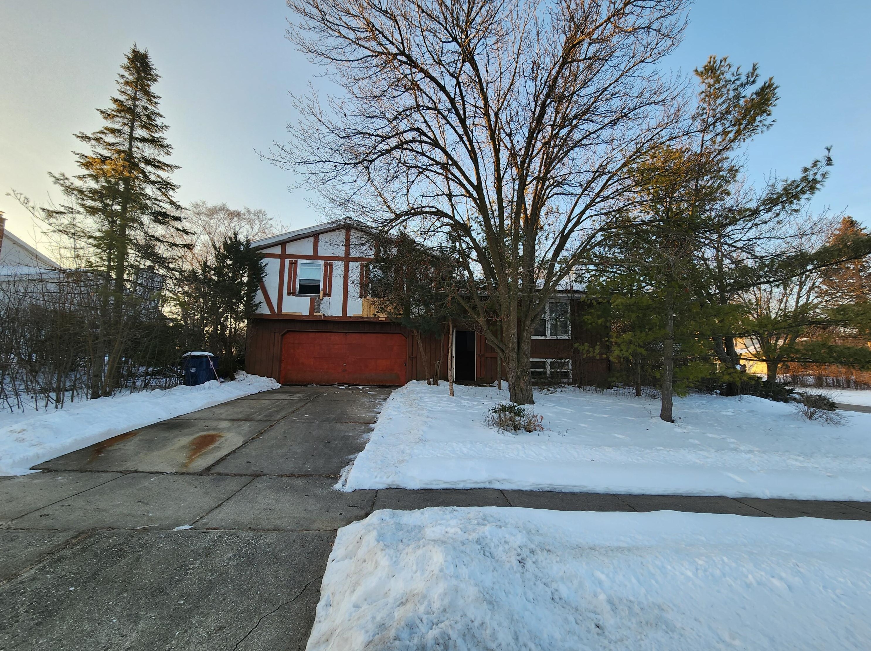 695 Shepard Hills Dr, Oak Creek, WI 53154-5166