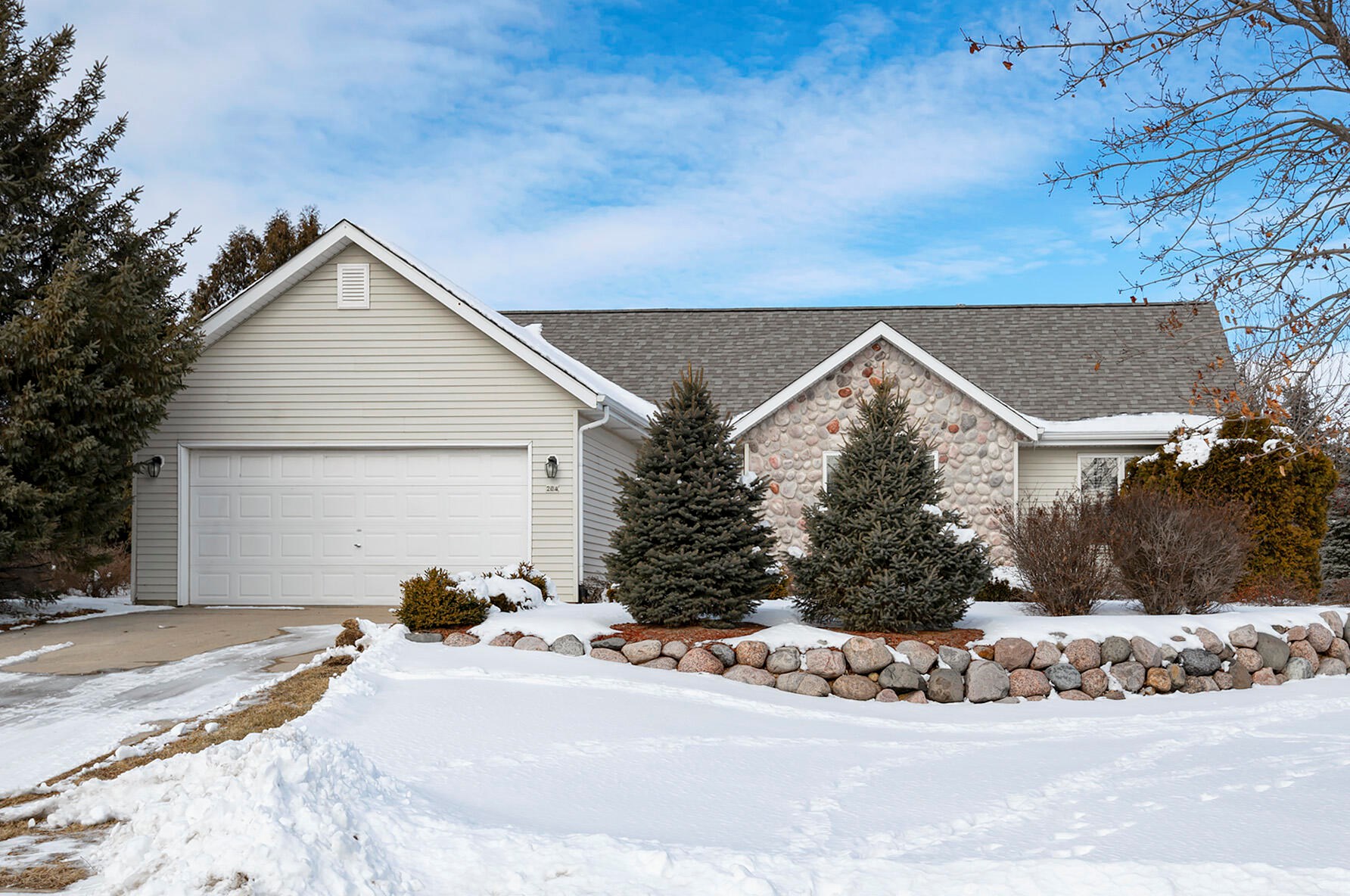 204 Market Ln, Chenequa, WI 53029