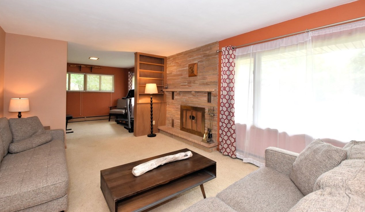 631 Greenfield St, Elkhorn, WI 53121-1229