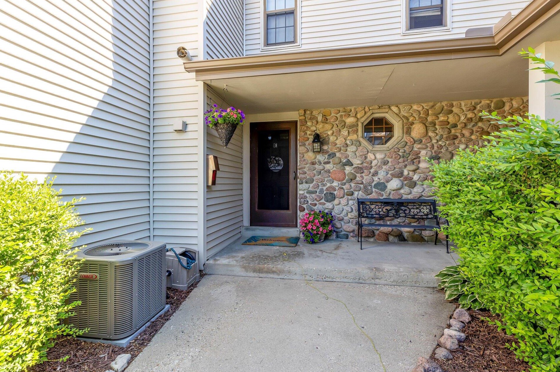 330 Willow Grove Dr #e, Pewaukee, WI 53072