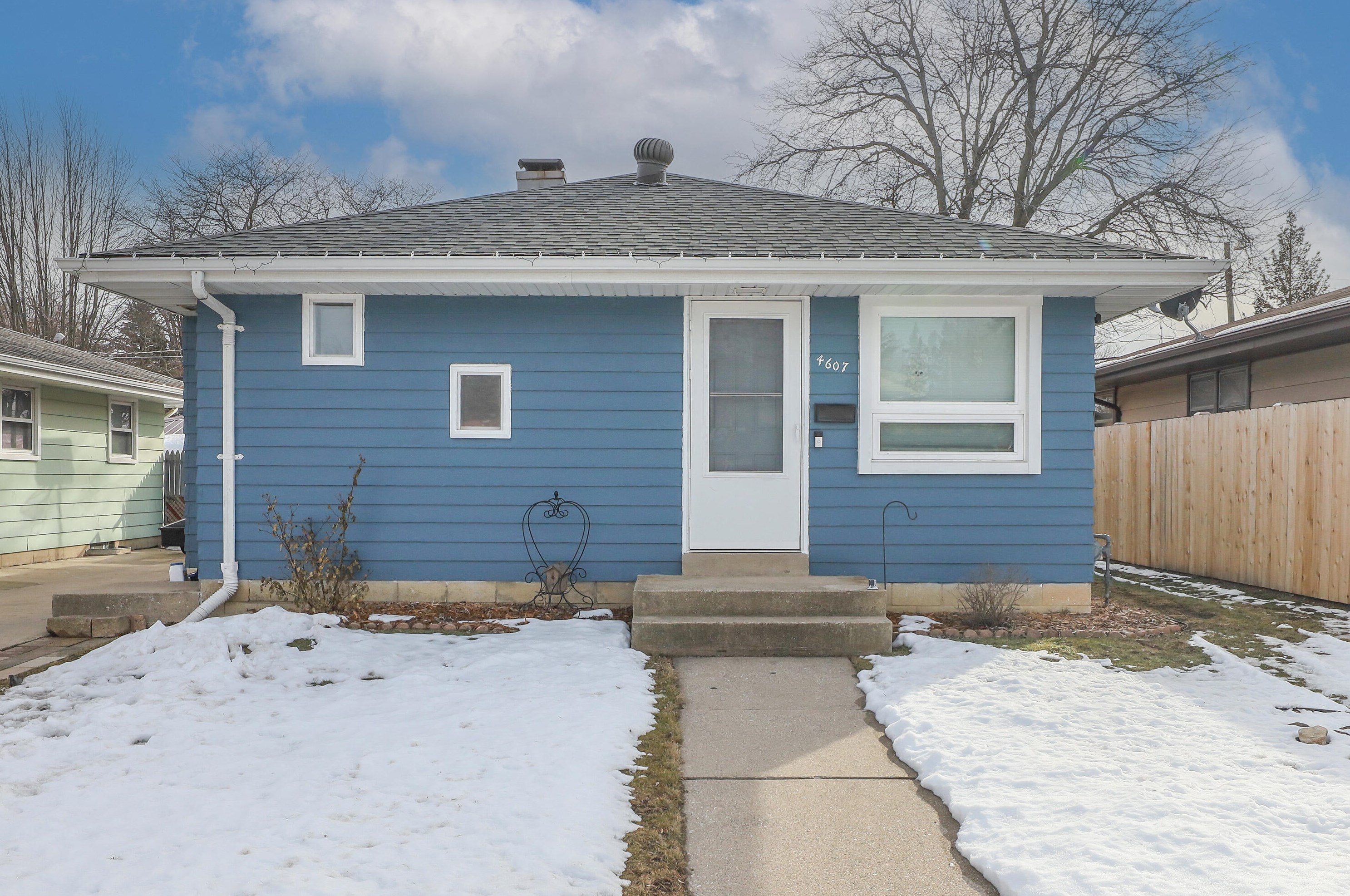 4607 Wright Ave, Racine, WI 53405-3139