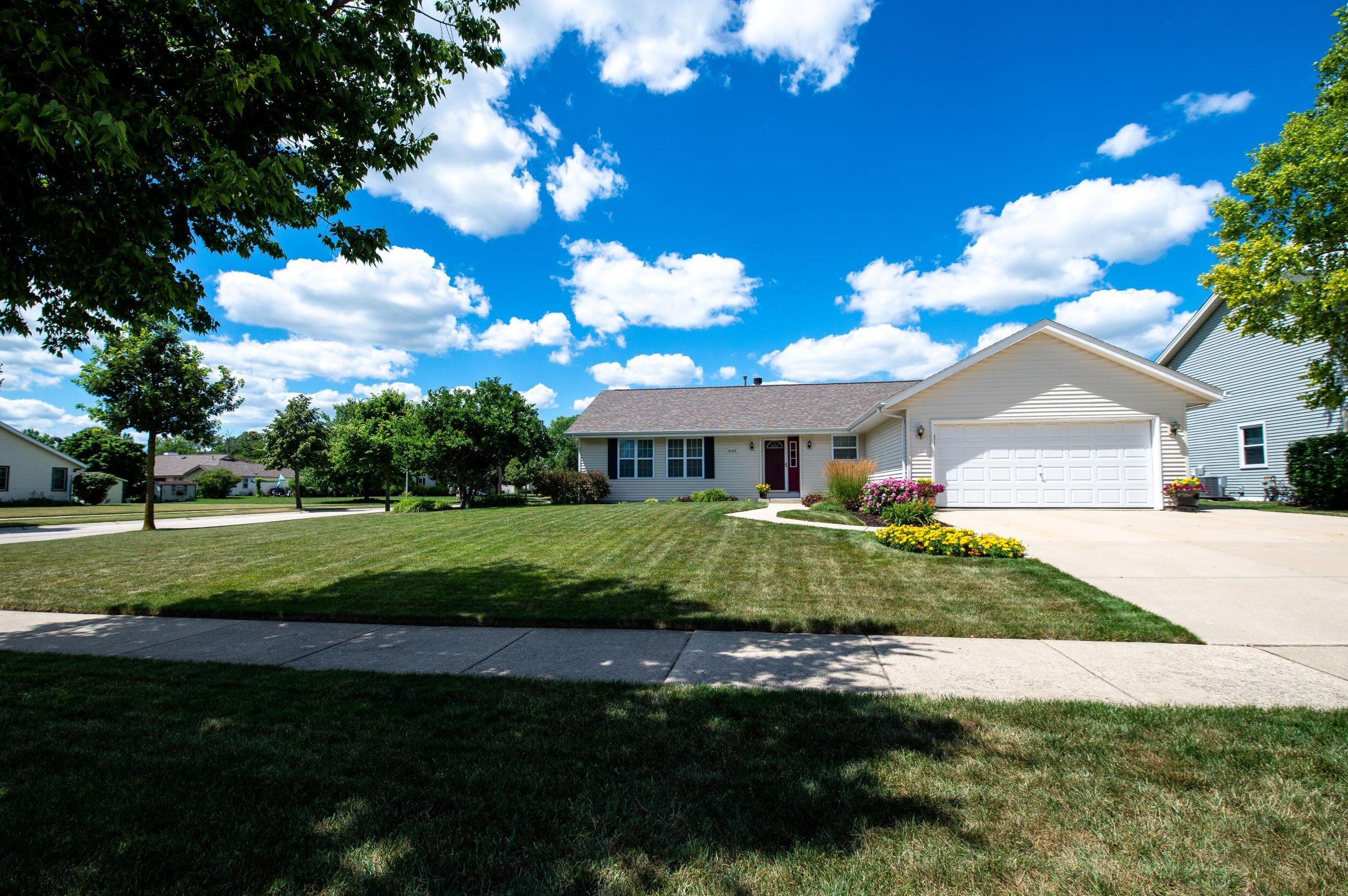 10393 Katie Dr, Oak Creek, WI 53154-7963