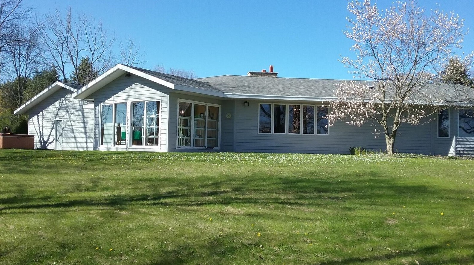7203 Shamrock Ln, Two Rivers, WI 54241