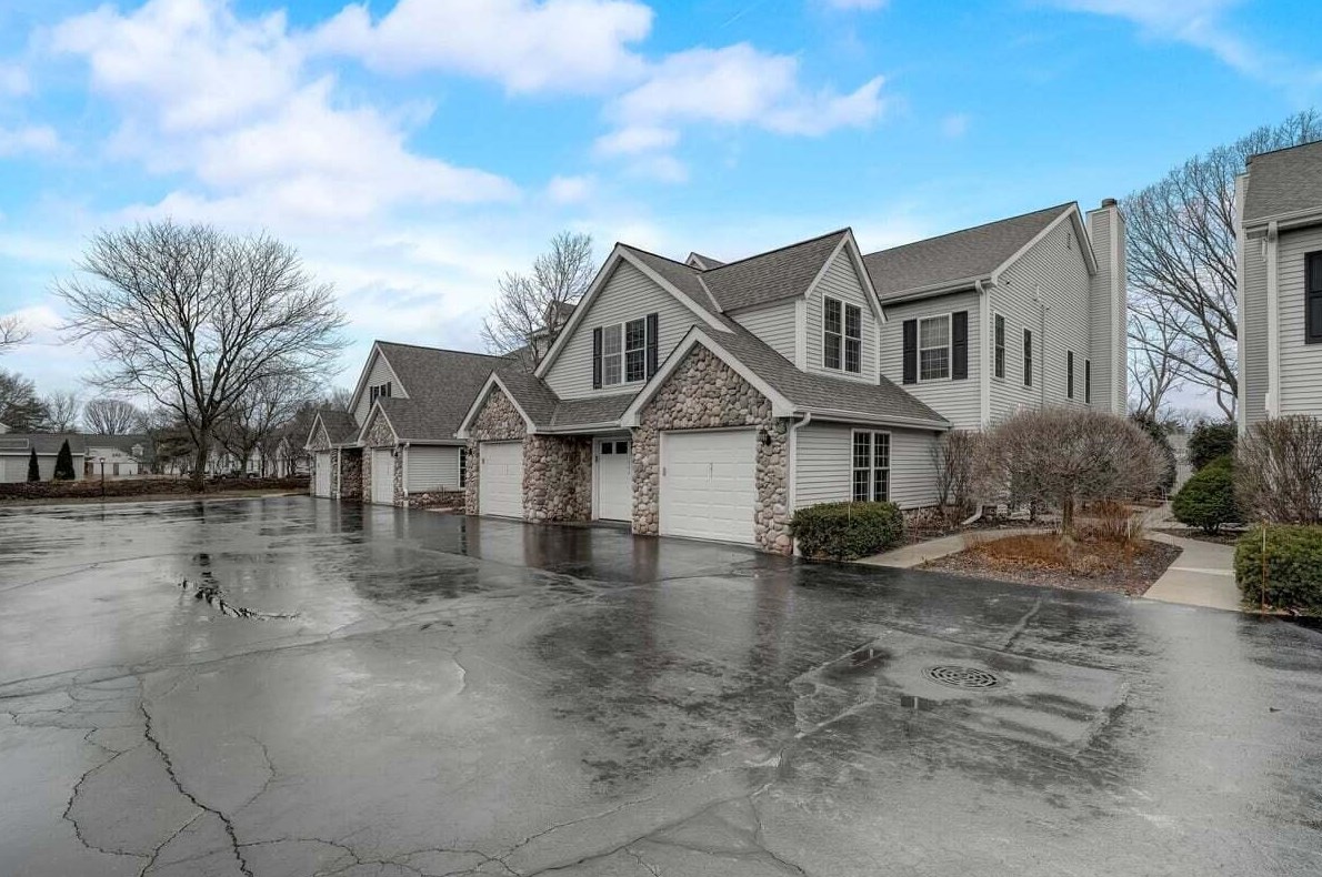551 Lake Bluff Rd, Thiensville, WI 53092