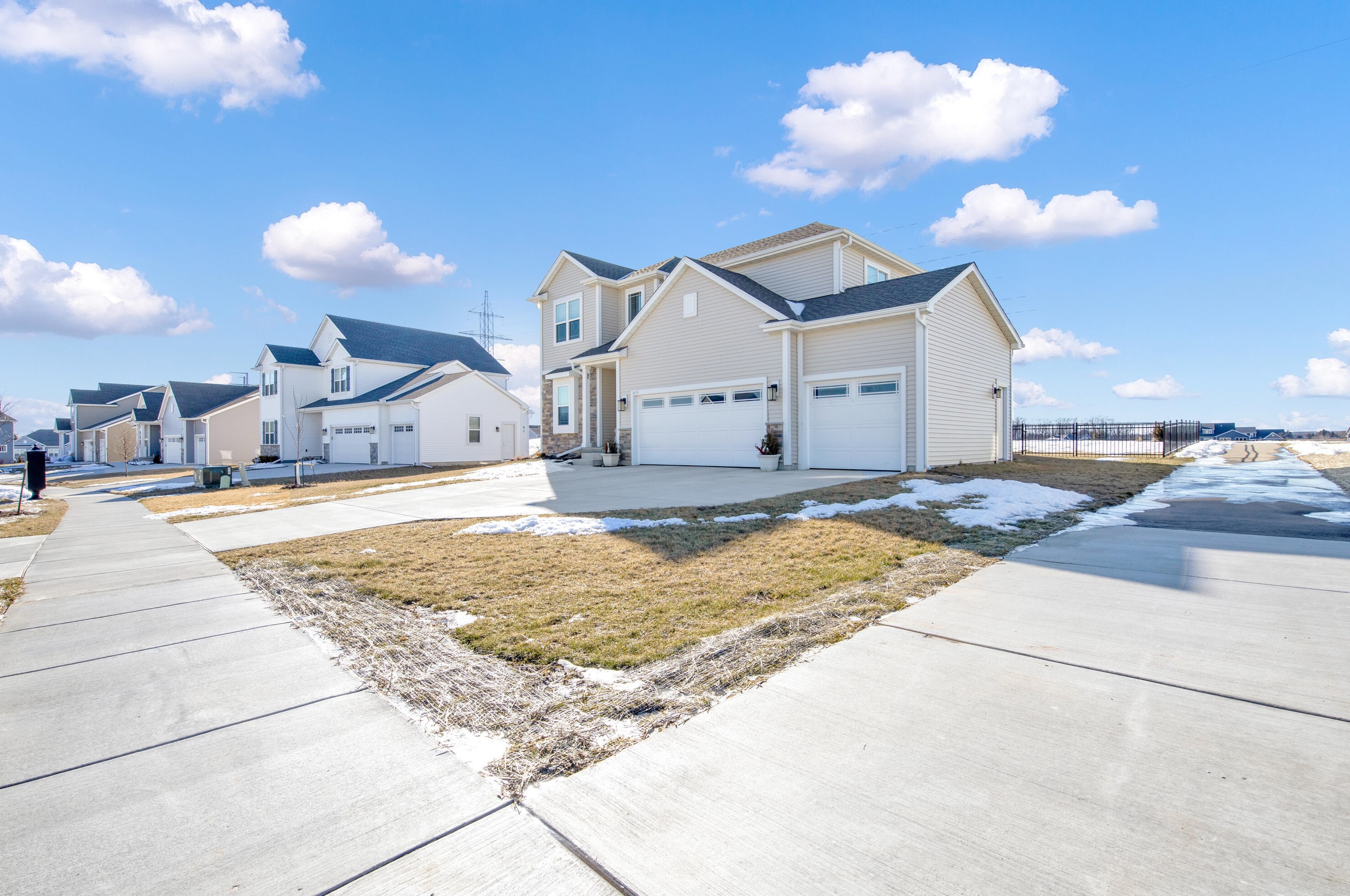 2027 Shasta Ave, Grafton, WI 53024-2829