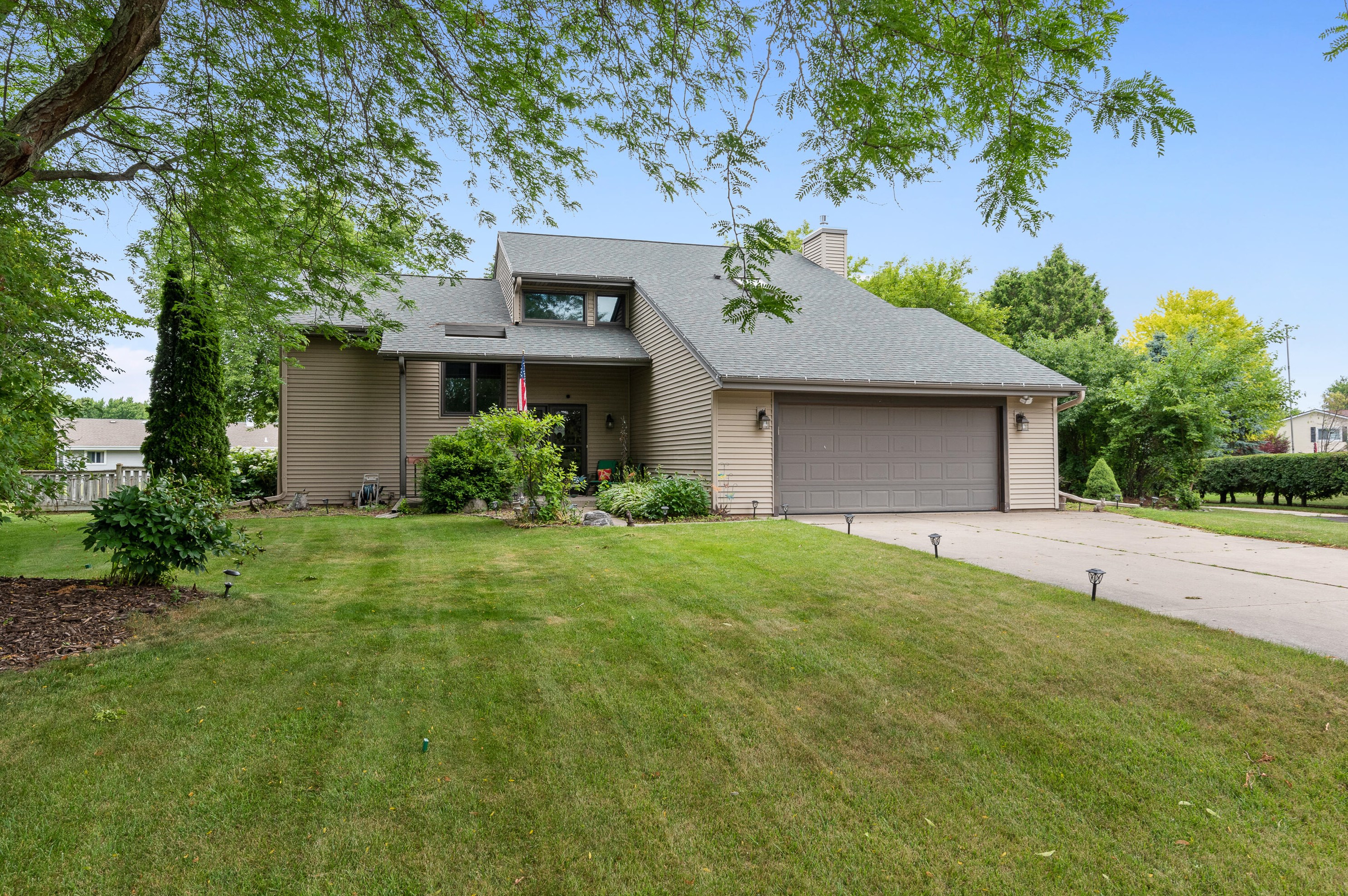 746 Heritage Ct, Grafton, WI 53024-1180