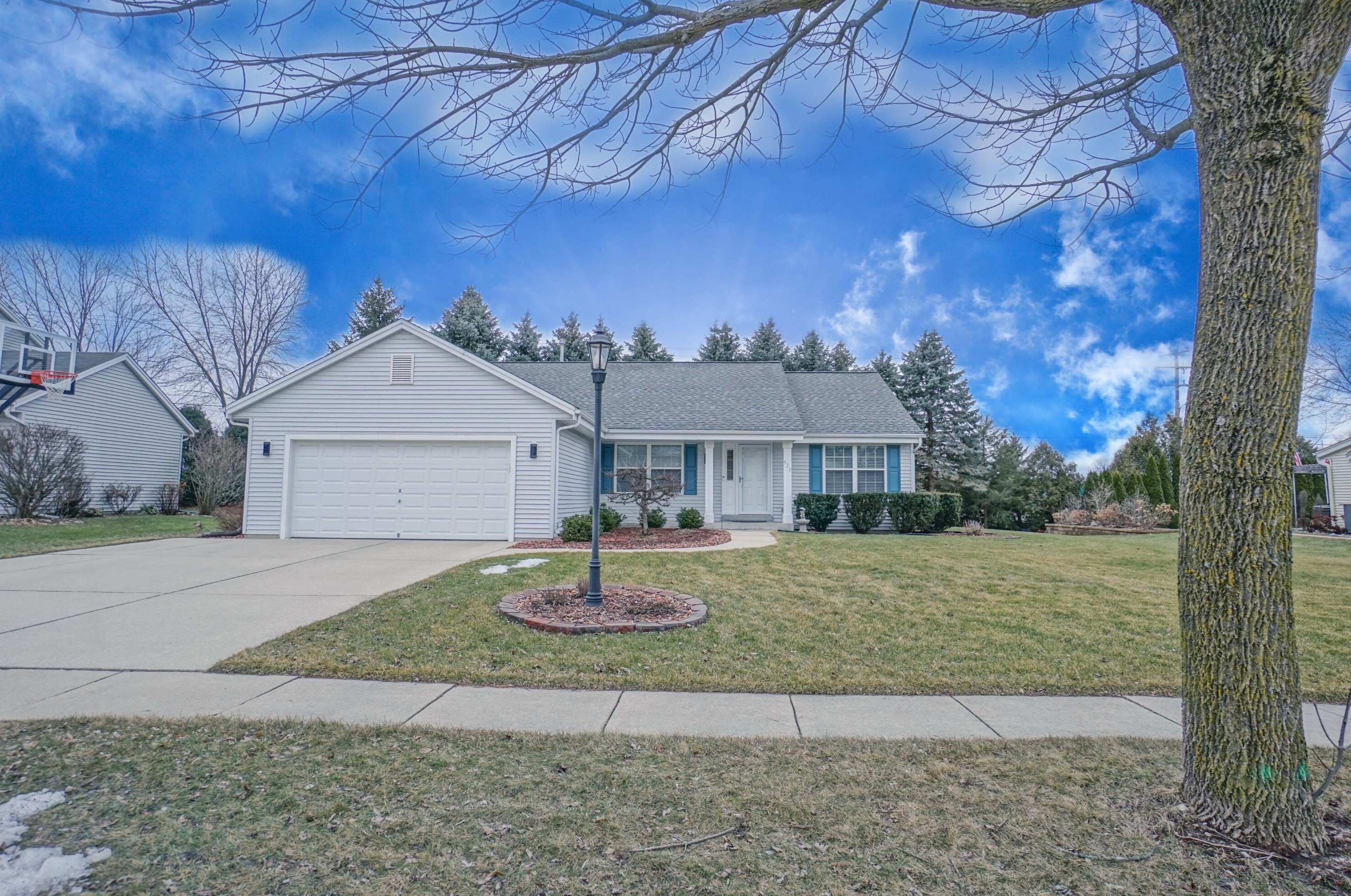 620 Laureate Dr, Pewaukee, WI 53072
