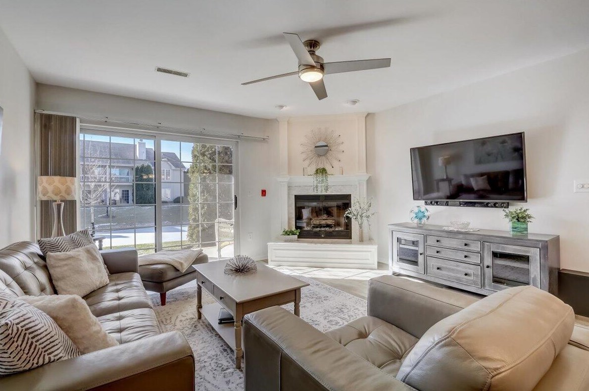 174 Westfield Way #f, Pewaukee, WI 53072