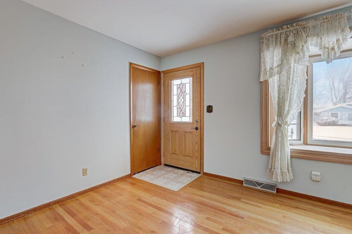 1709 Edgewood Ave, South Milwaukee, WI 53172