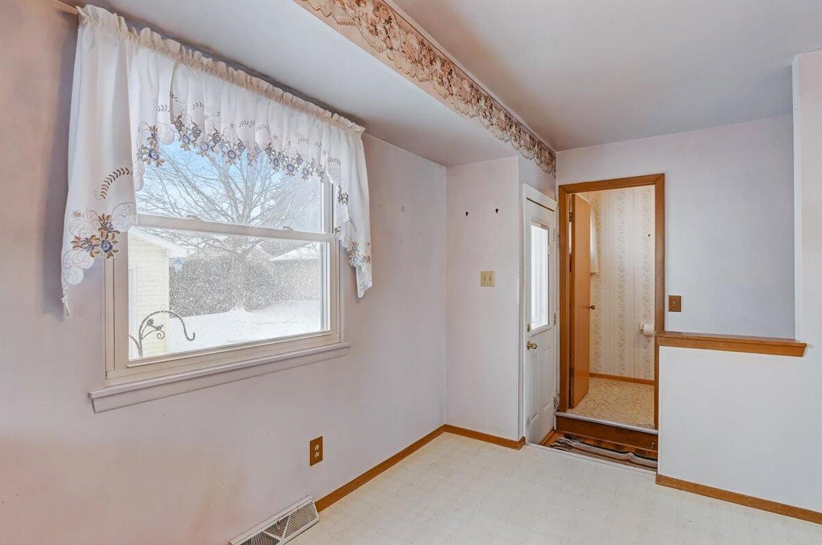 1709 Edgewood Ave, South Milwaukee WI  53172-3407 exterior