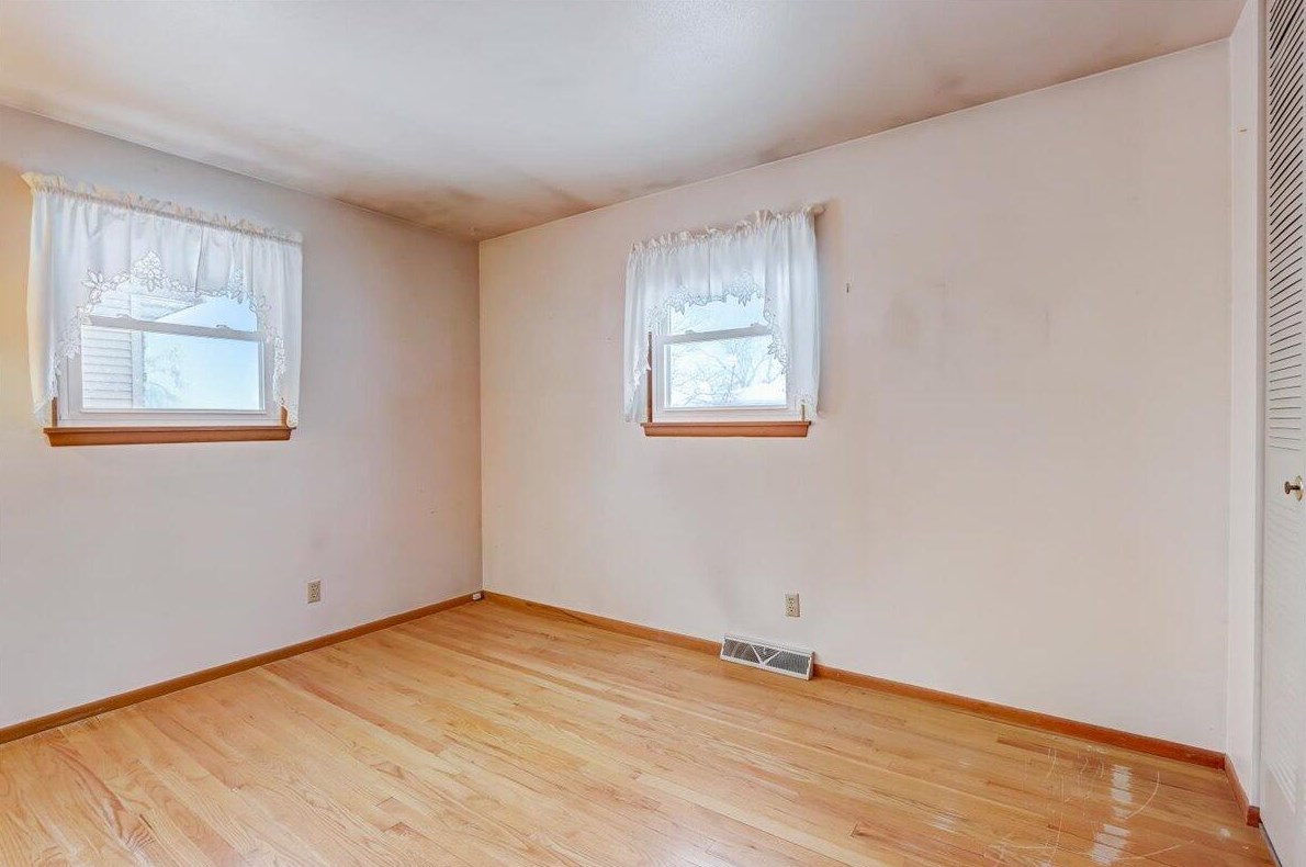1709 Edgewood Ave, South Milwaukee WI  53172-3407 exterior