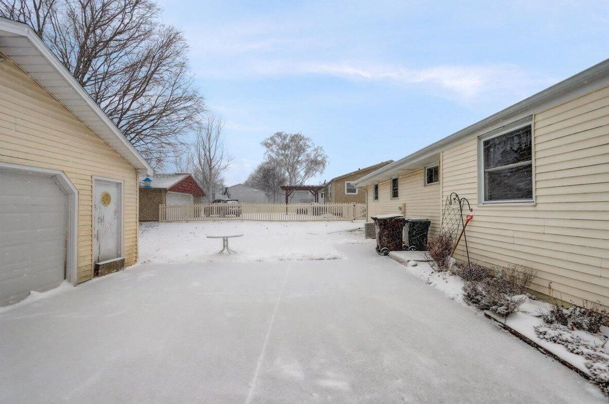 1709 Edgewood Ave, South Milwaukee WI  53172-3407 exterior