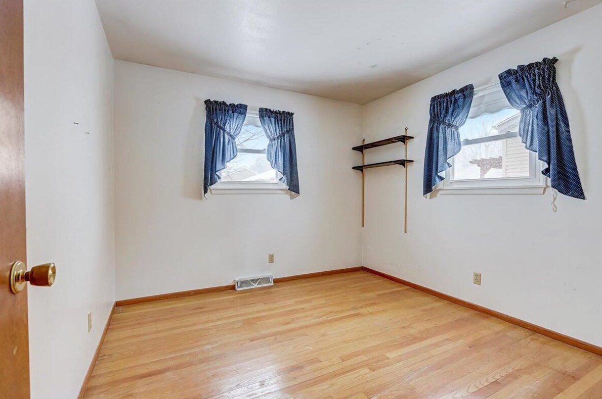1709 Edgewood Ave, South Milwaukee WI  53172-3407 exterior