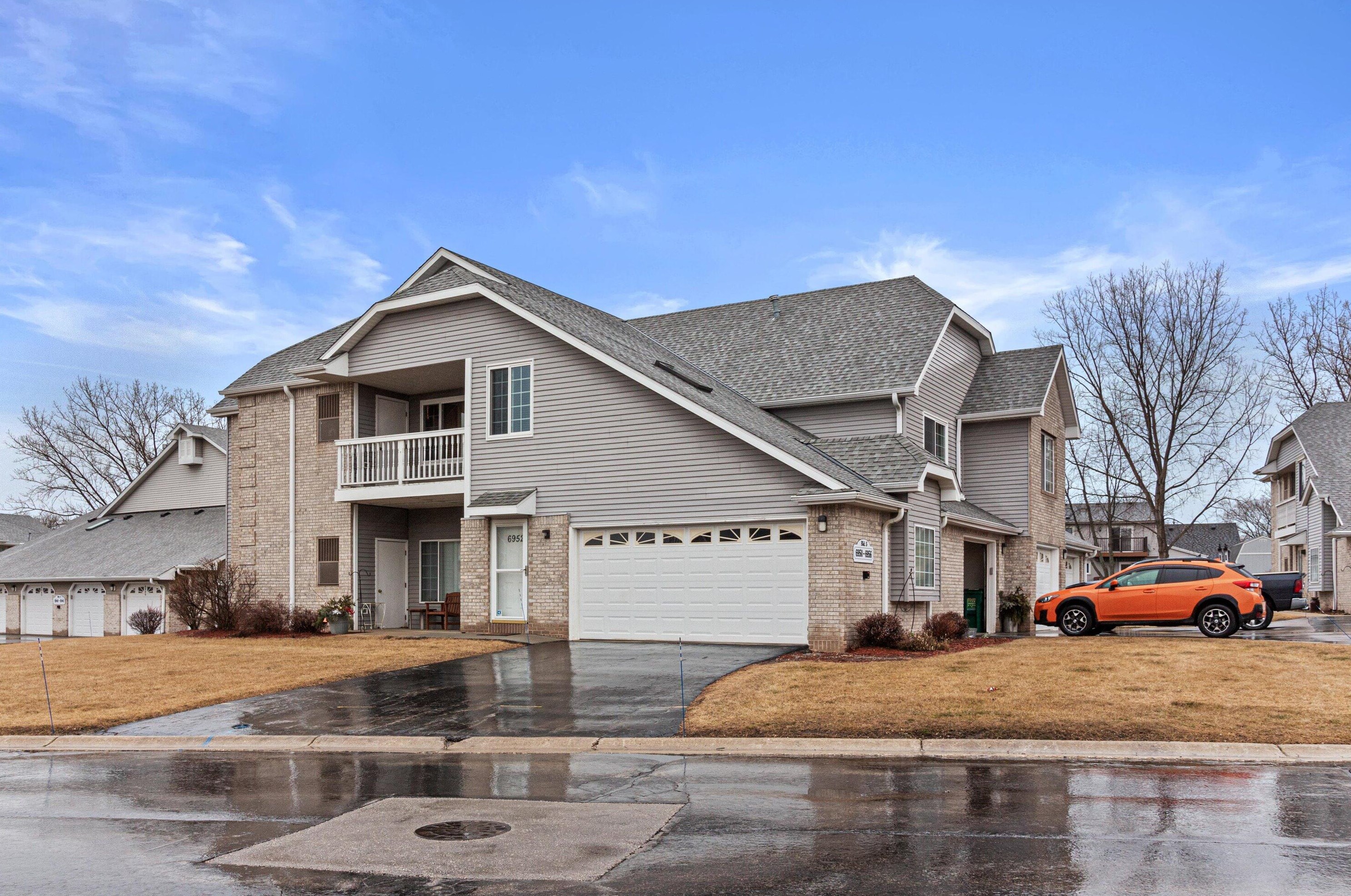 6952 S Rolling Meadows Ct, Oak Creek, WI 53154