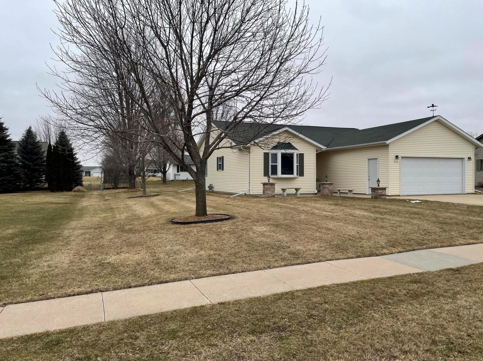 312 Edgewood Dr, Waupun WI  53963-1053 exterior