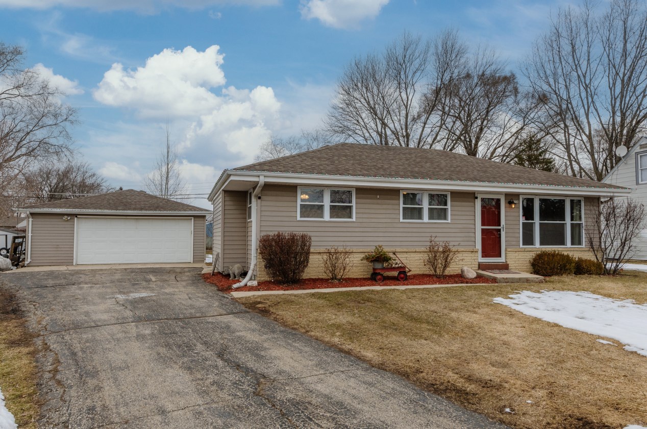 7156 Cliffside Dr, Racine WI  53402-1286 exterior