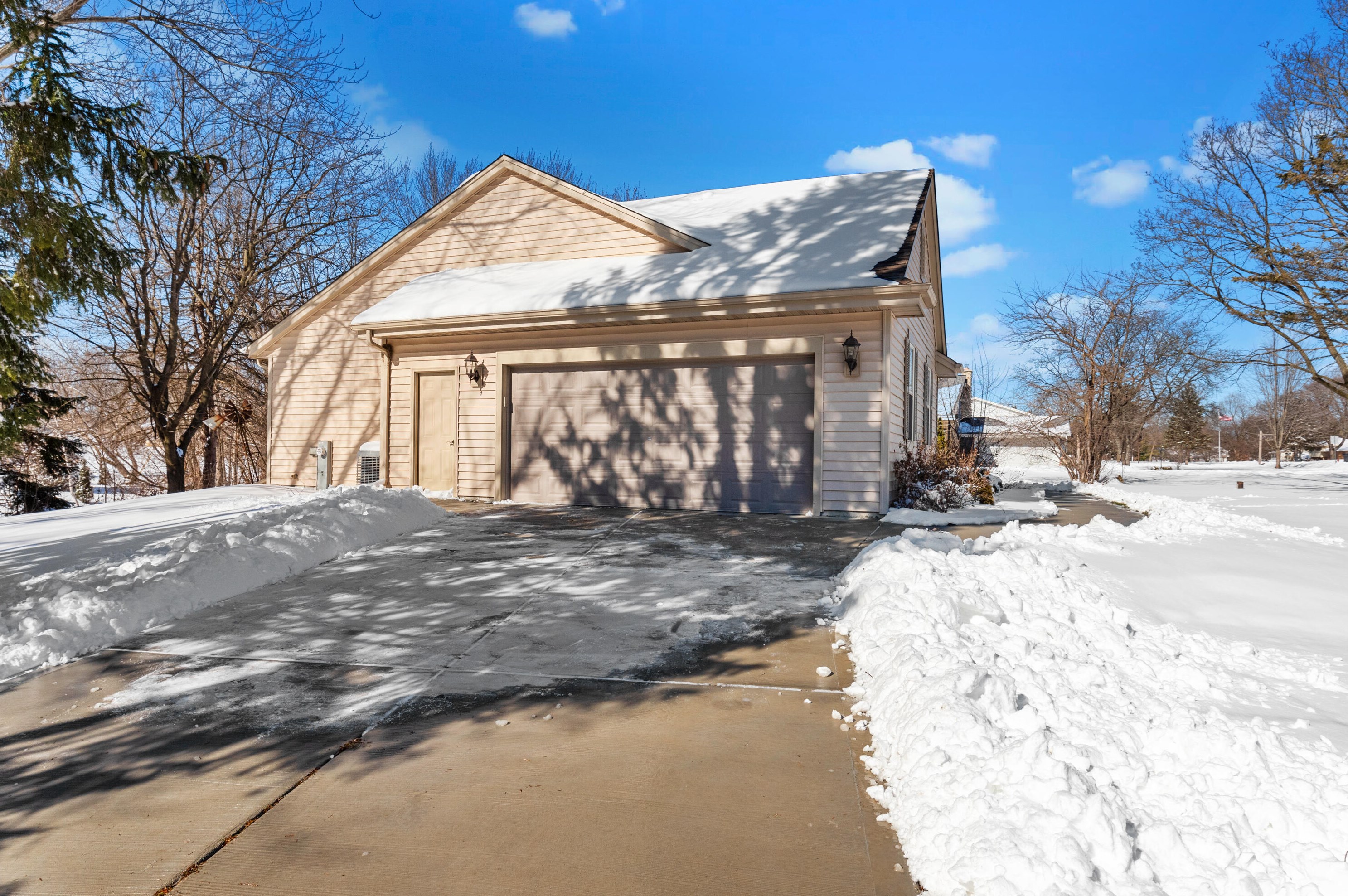 5791 Kurtz Rd, Hales Corners, WI 53130-1742