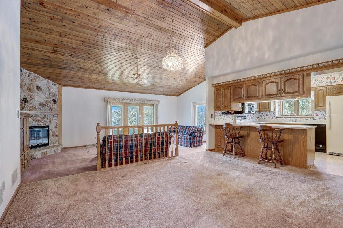 21445 Hallendale Ct, Brookfield, WI 53045-4470