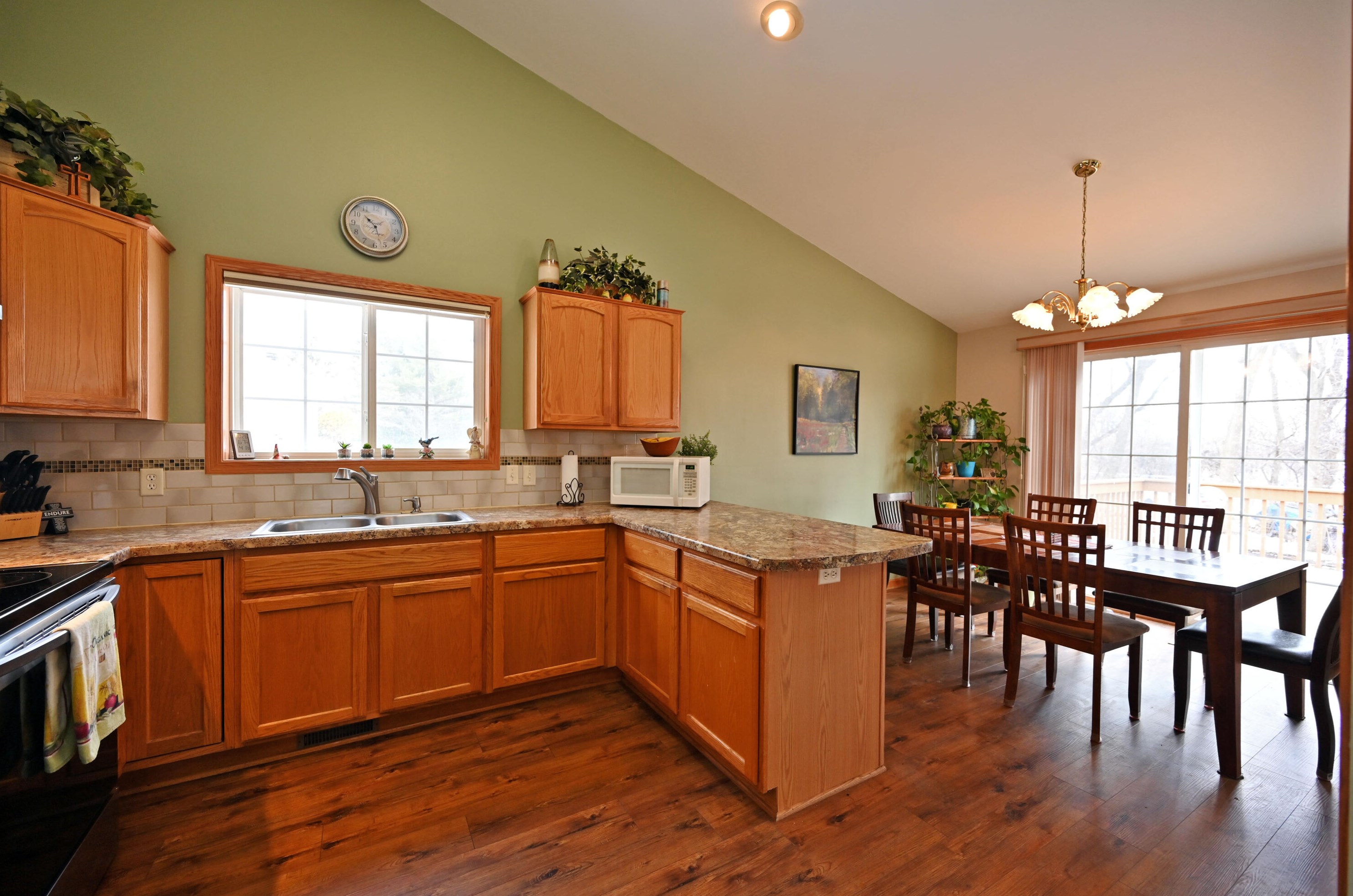 2417 Fox Knoll Dr, Waterford, WI 53185