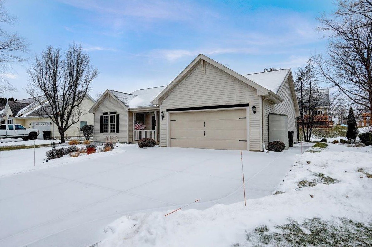7955 55th St, Hales Corners, WI 53132-9654