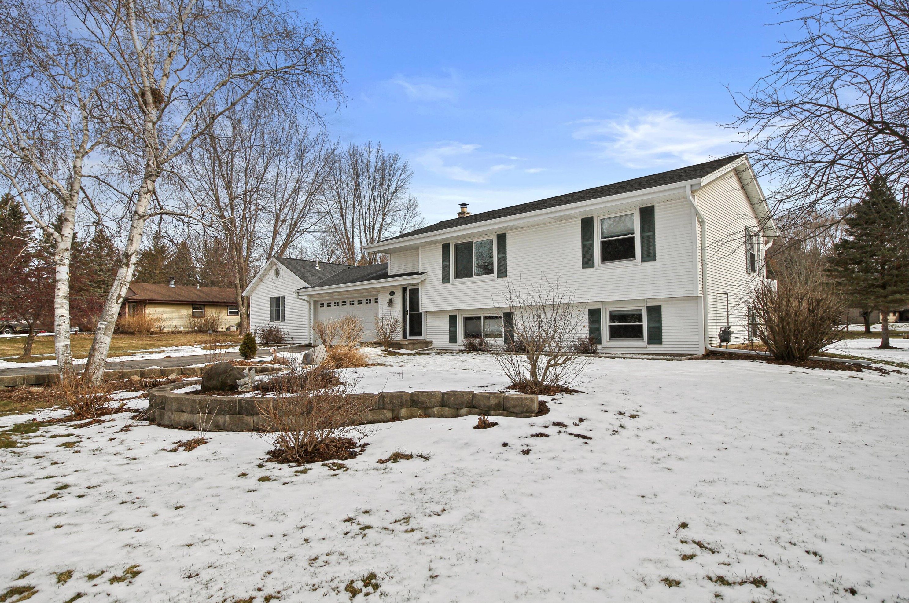 338 N Oak Crest Dr, Wales, WI 53183