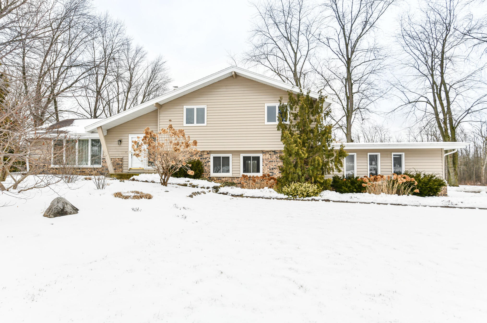 4380 S Woodsview Ct, Waukesha, WI 53146
