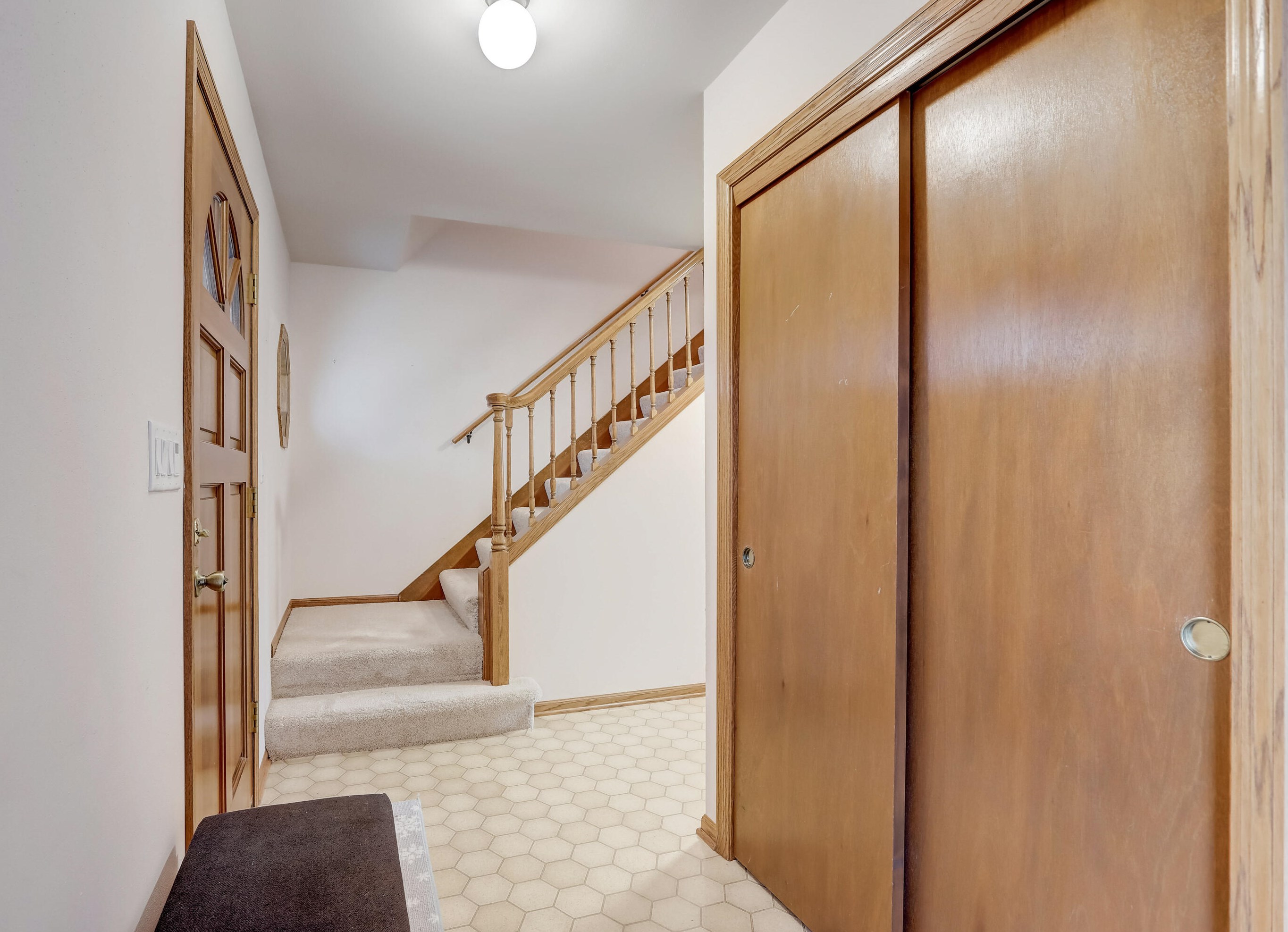 8424 Hillsdale Dr, Hales Corners, WI 53132-8976