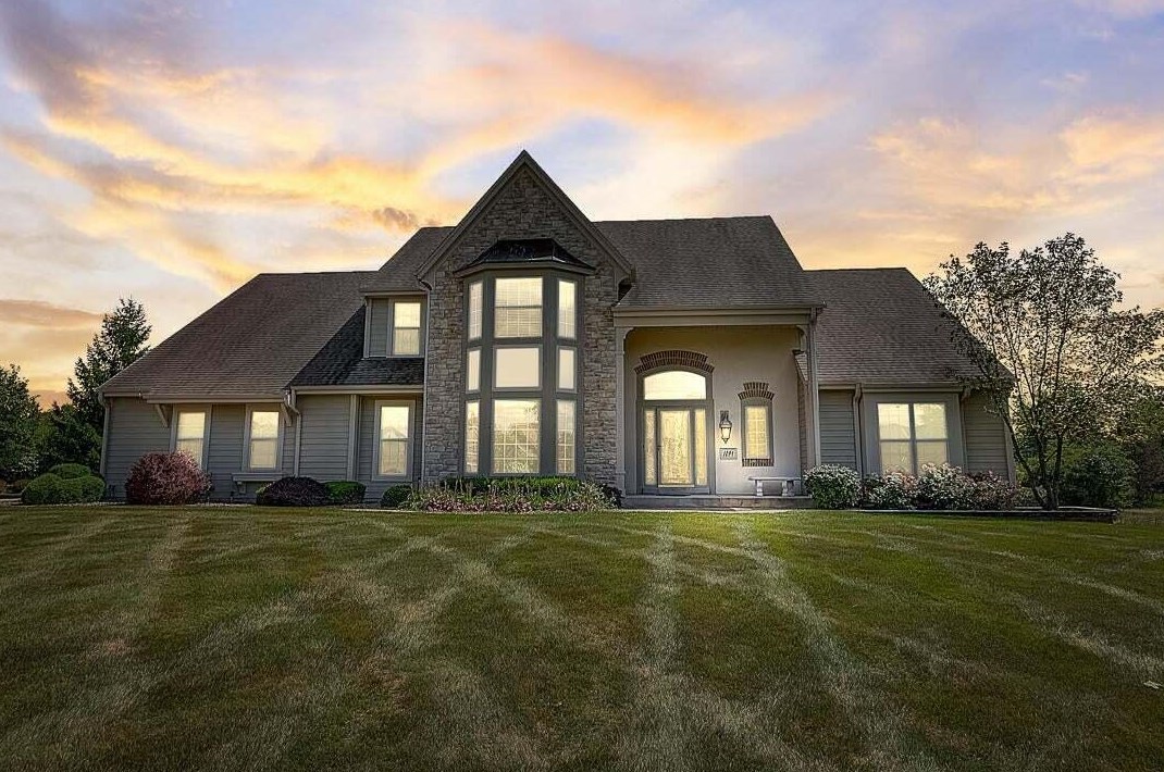 1091 Oak Cir, Pewaukee WI  53072-1926 exterior