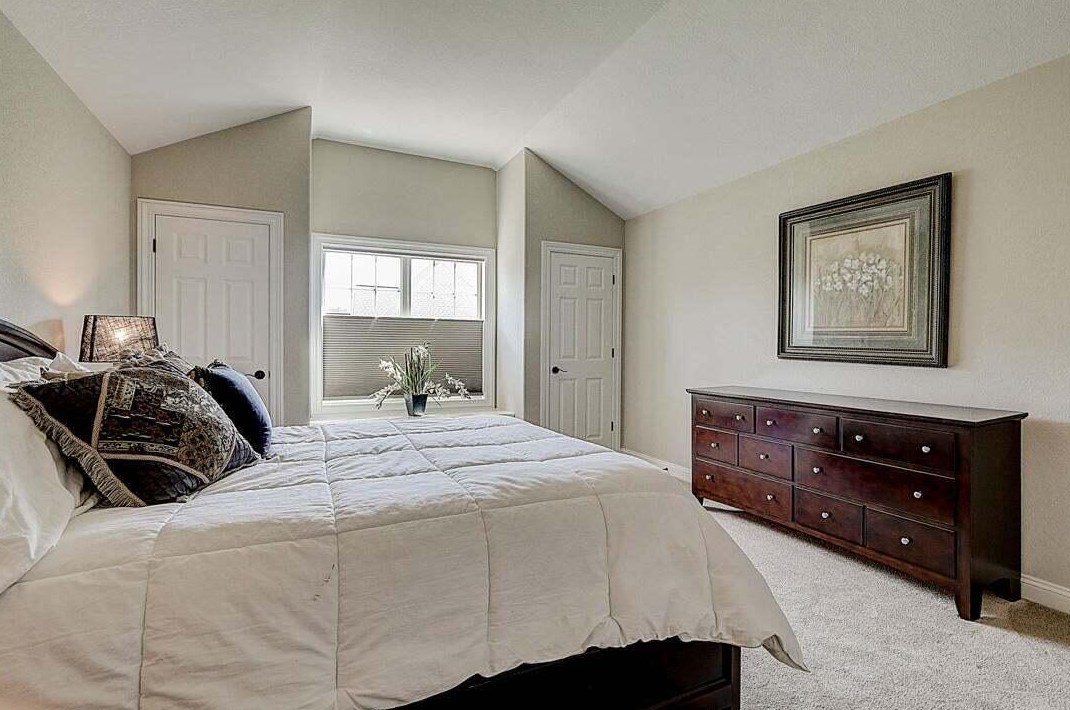 1091 Oak Cir, Pewaukee WI  53072-1926 exterior