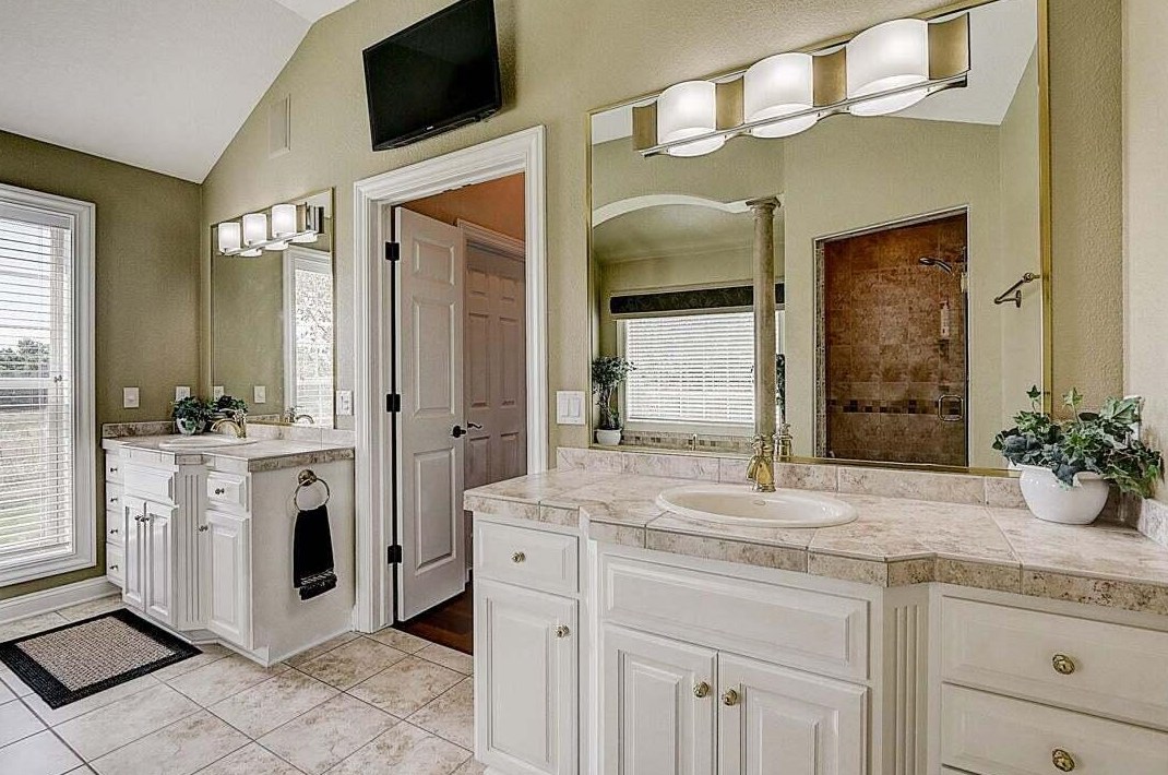 1091 Oak Cir, Pewaukee WI  53072-1926 exterior