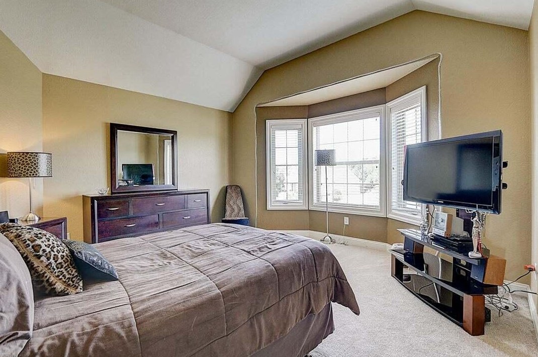 1091 Oak Cir, Pewaukee WI  53072-1926 exterior