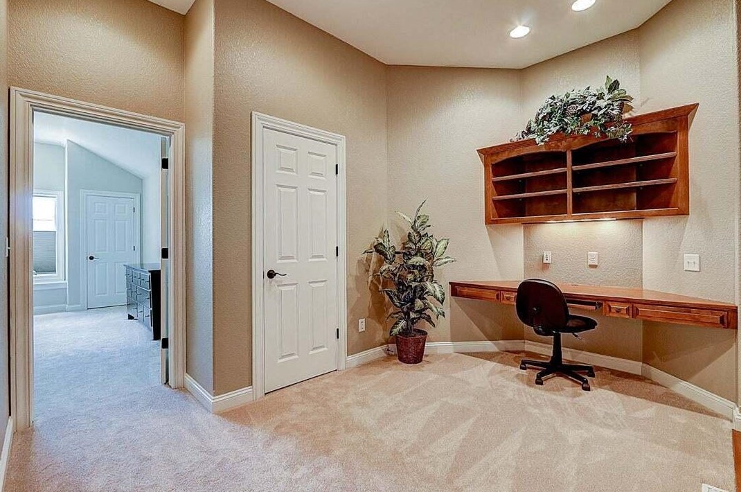 1091 Oak Cir, Pewaukee WI  53072-1926 exterior