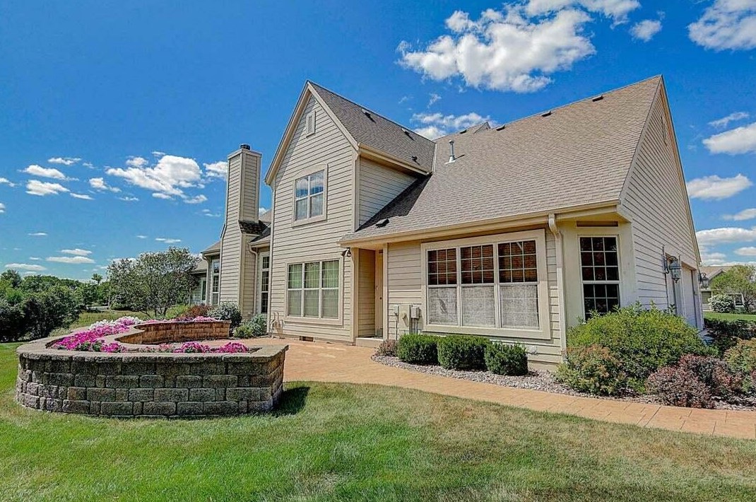 1091 Oak Cir, Pewaukee WI  53072-1926 exterior