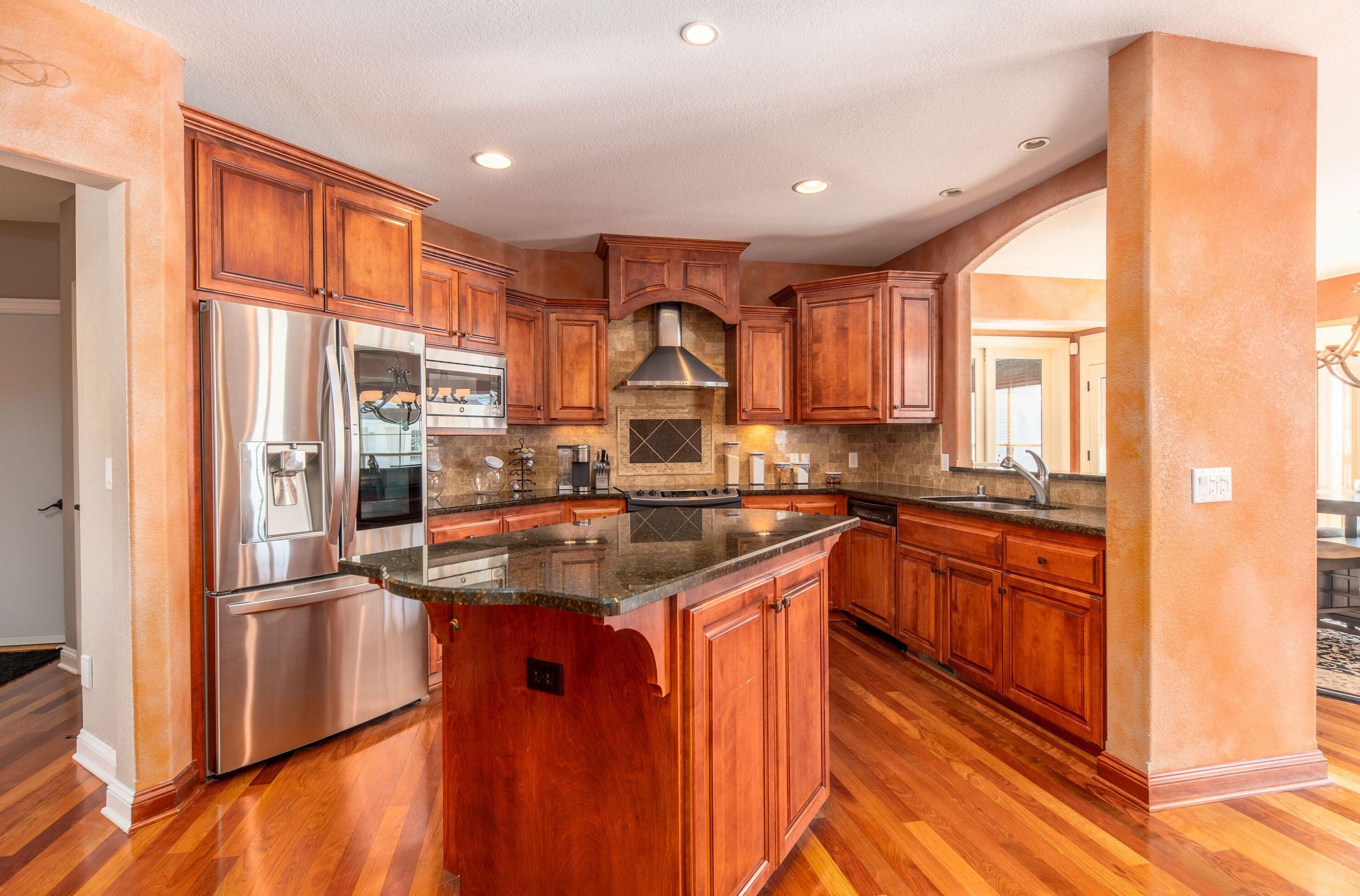 1091 Oak Cir, Pewaukee WI  53072-1926 exterior