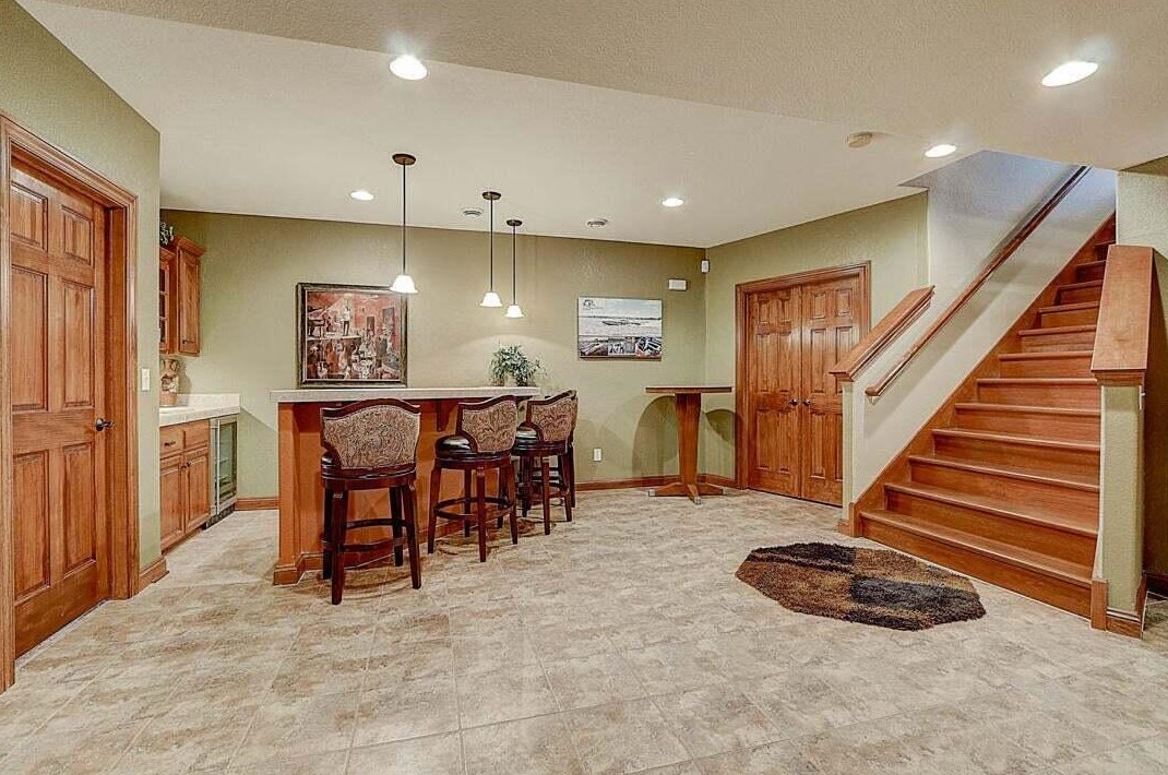 1091 Oak Cir, Pewaukee WI  53072-1926 exterior