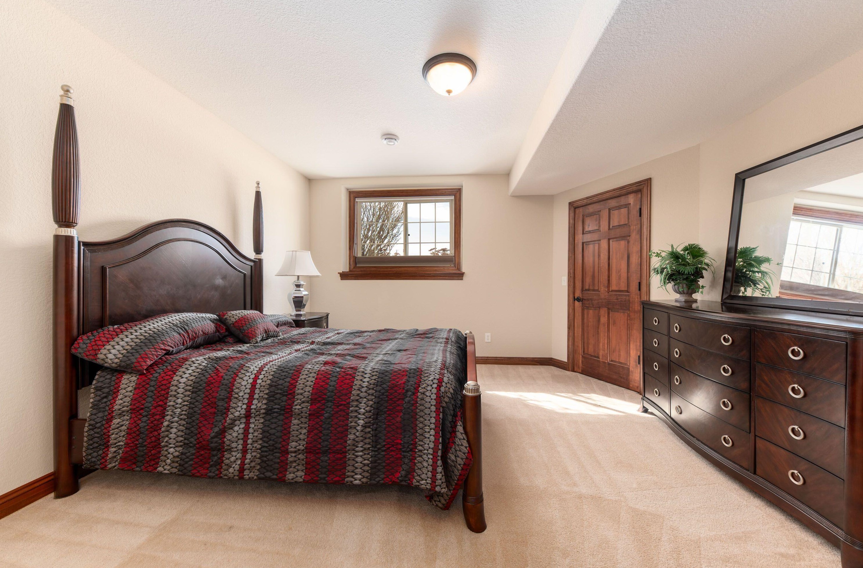 1091 Oak Cir, Pewaukee WI  53072-1926 exterior