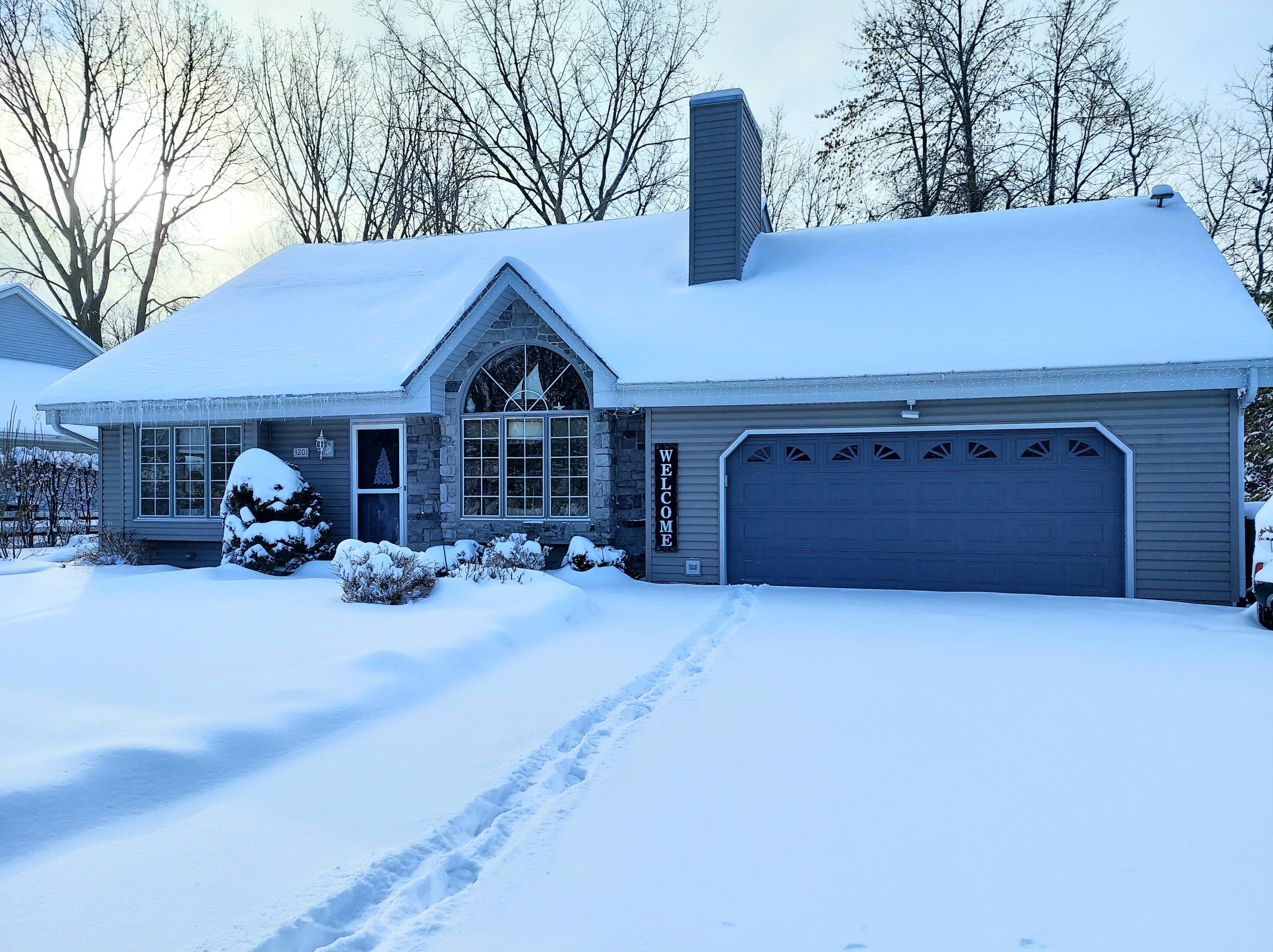 3201 E Bonnie Dr, Oak Creek, WI 53154
