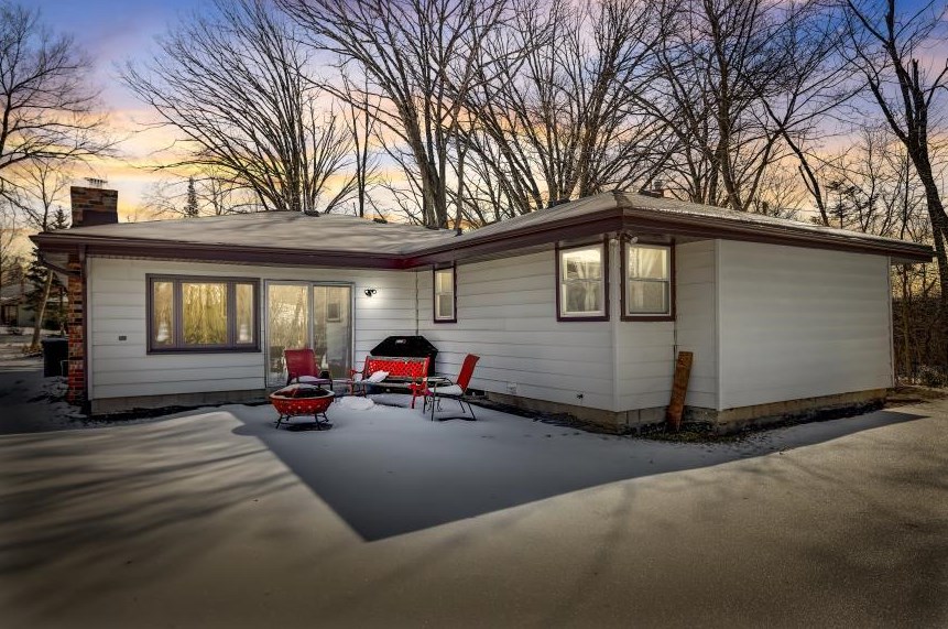 8861 35th St, Hales Corners, WI 53132-9391