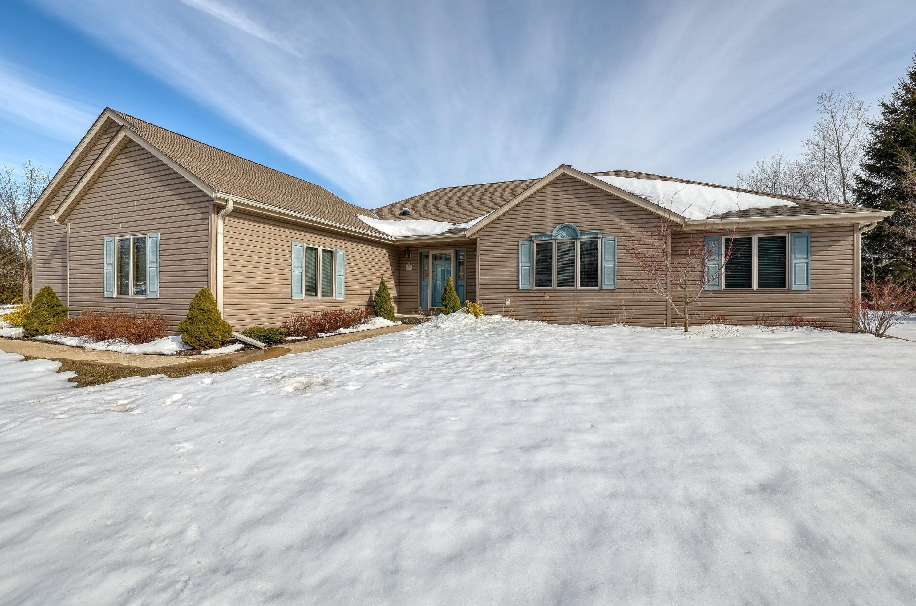 42 E Shore Dr, Random Lake, WI 53075
