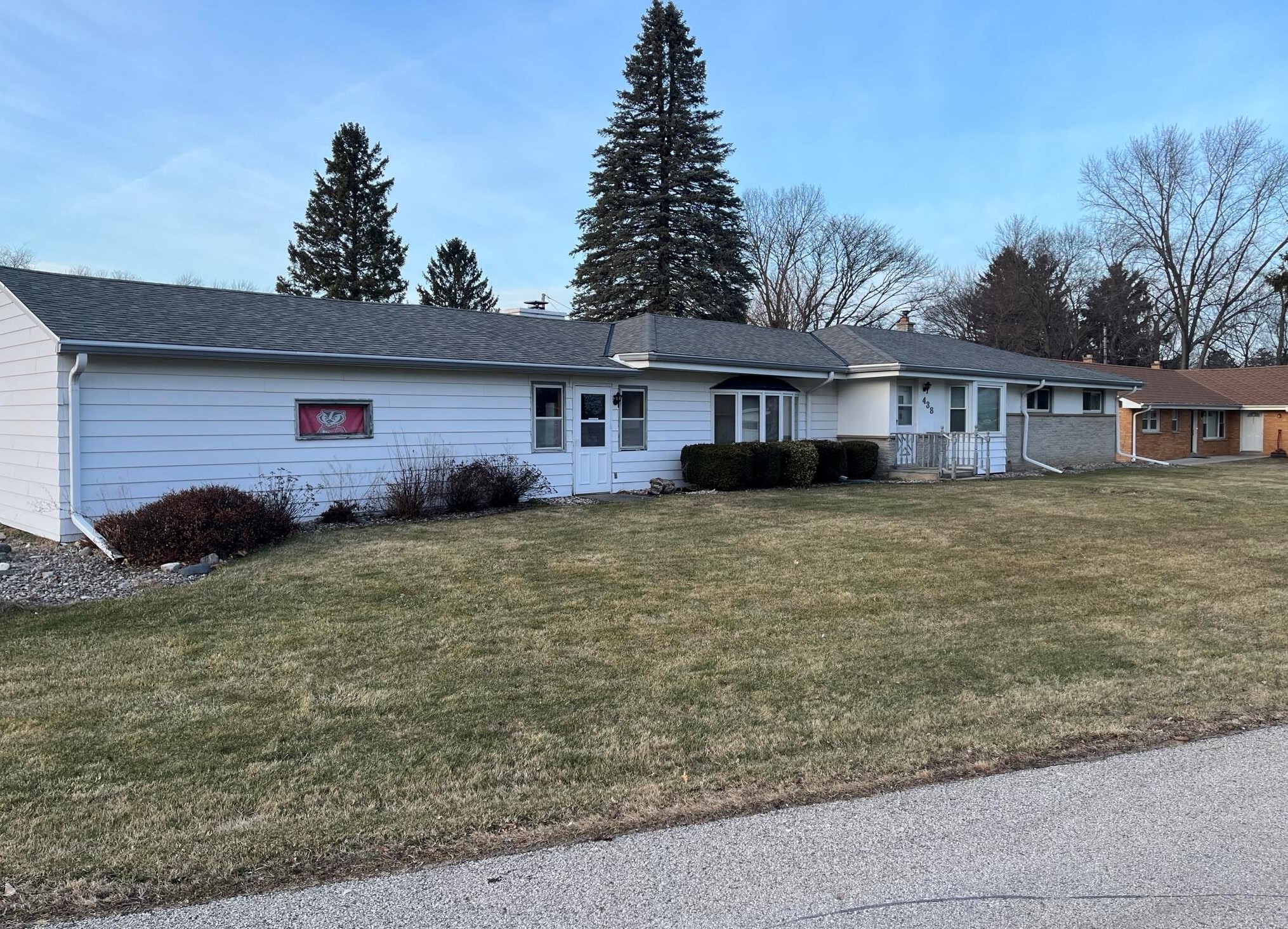 438 Hill N Dale Cir, Chenequa, WI 53029
