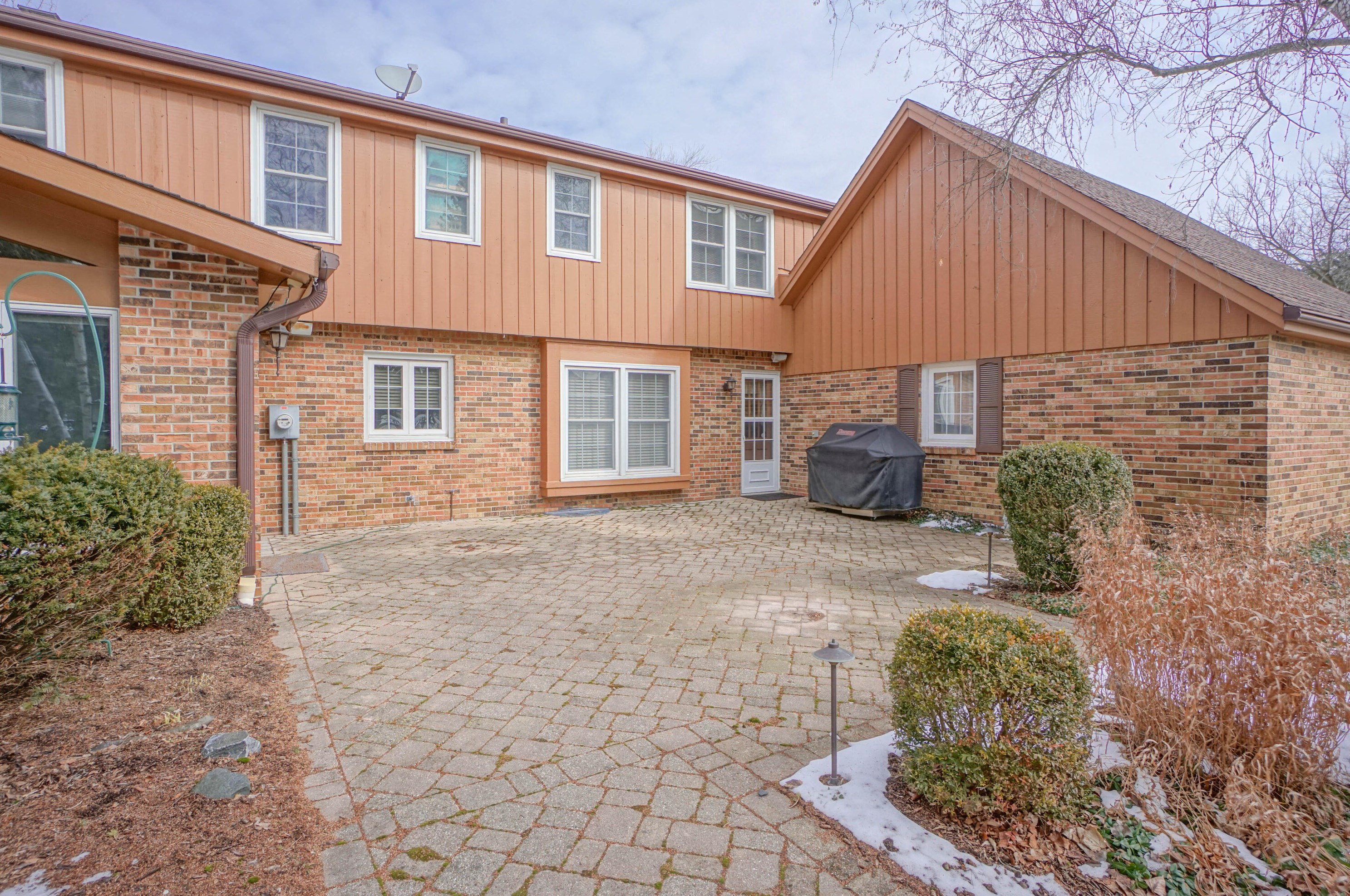 16615 Mary Cliff Ln, Brookfield WI  53005-2135 exterior