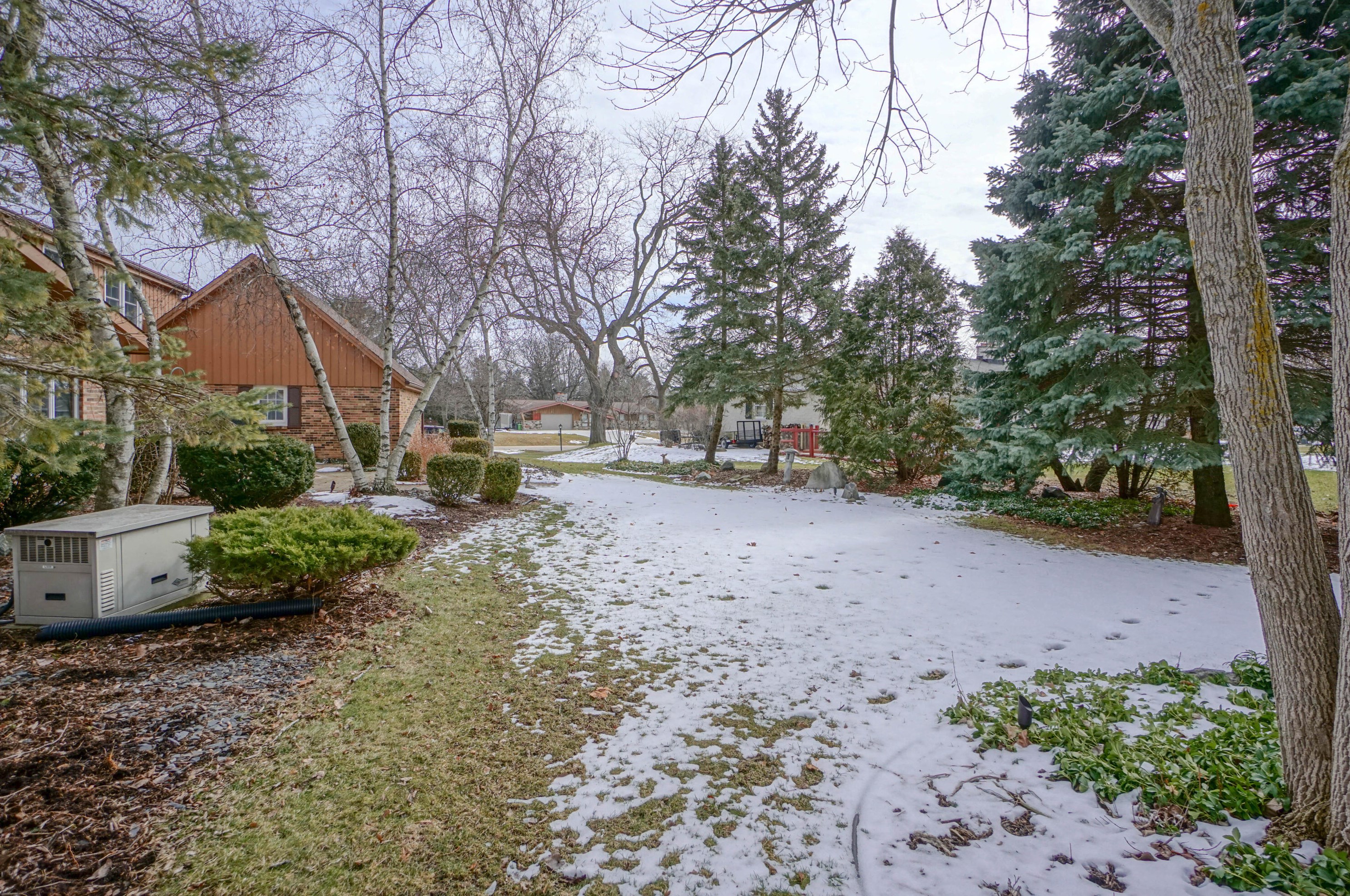 16615 Mary Cliff Ln, Brookfield WI  53005-2135 exterior