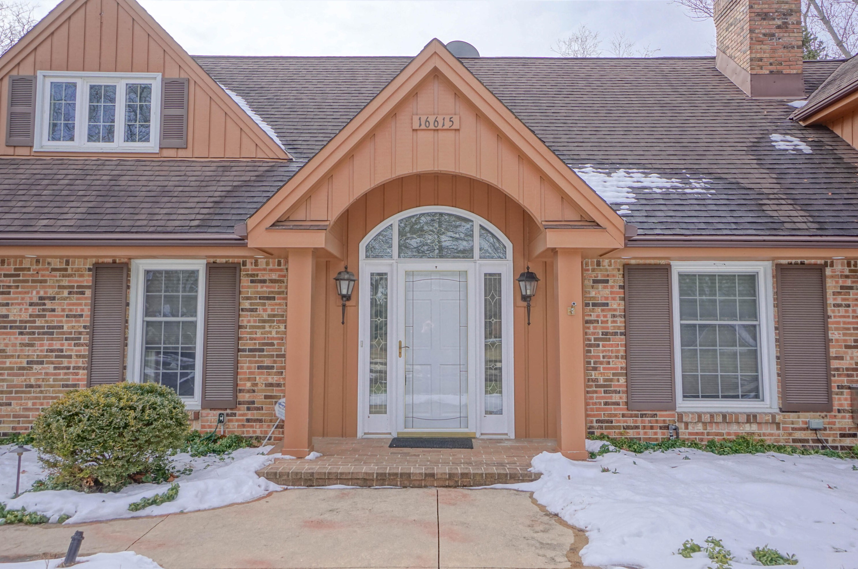 16615 Mary Cliff Ln, Brookfield WI  53005-2135 exterior