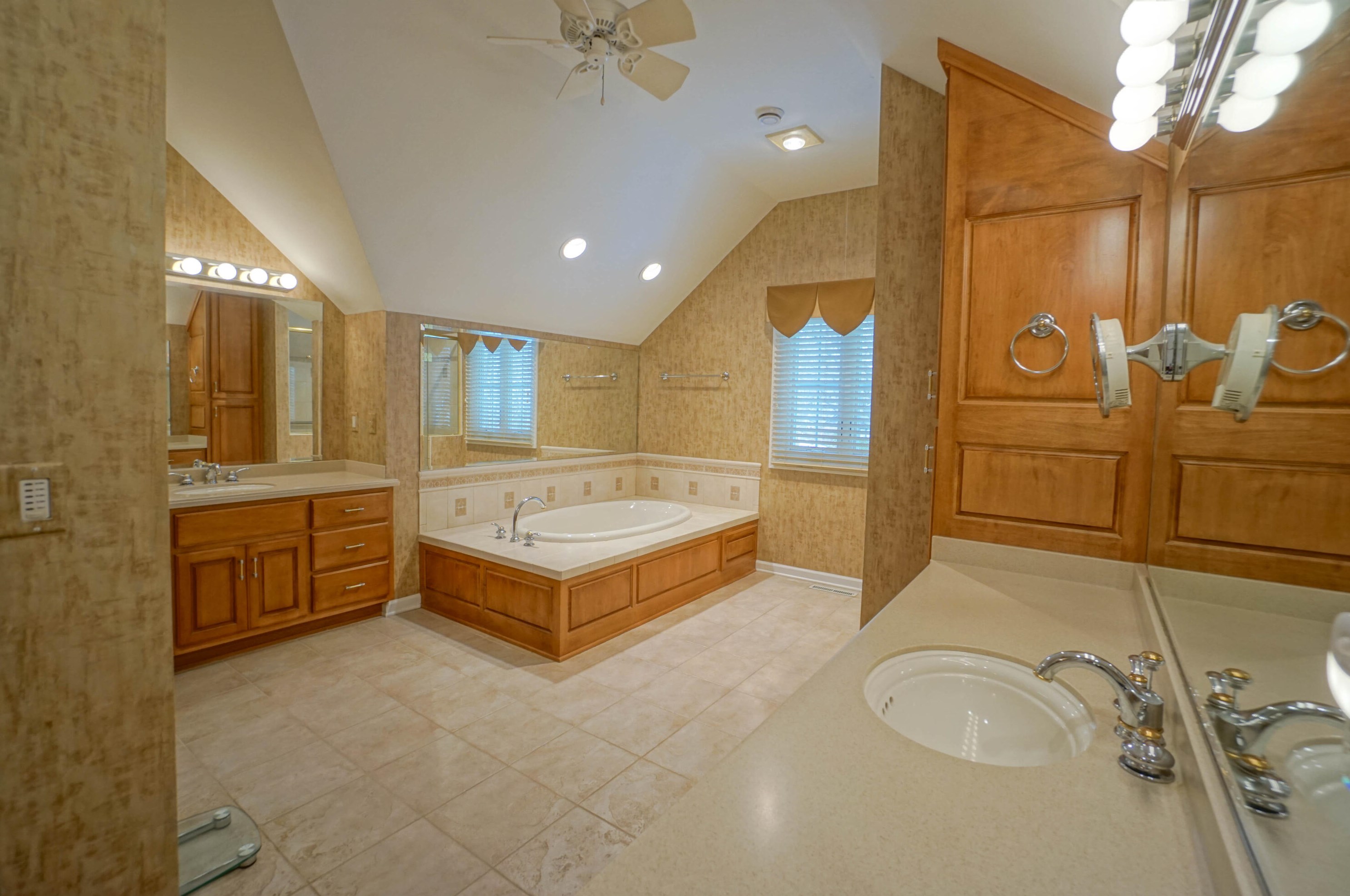 16615 Mary Cliff Ln, Brookfield WI  53005-2135 exterior