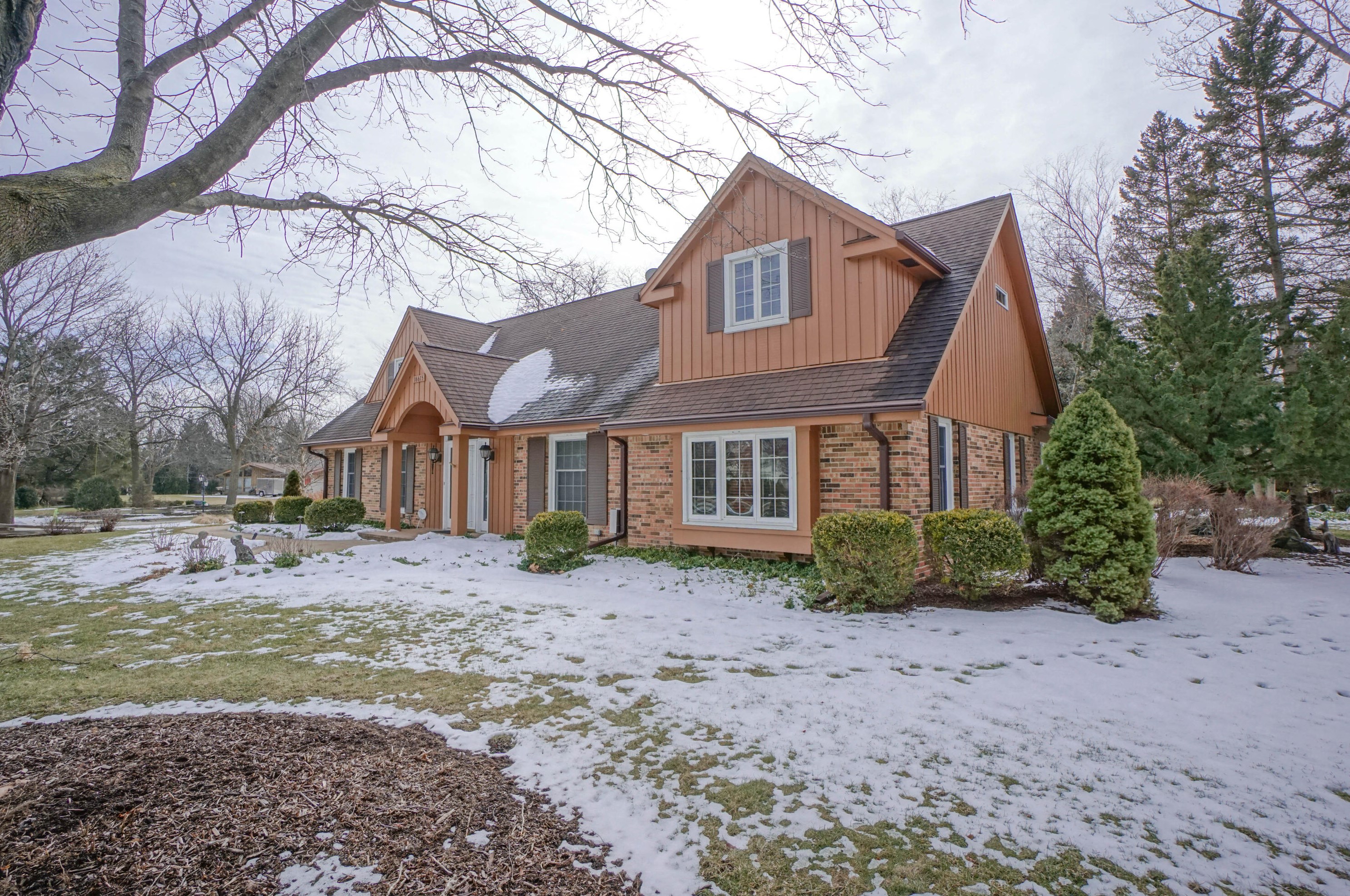 16615 Mary Cliff Ln, Brookfield WI  53005-2135 exterior