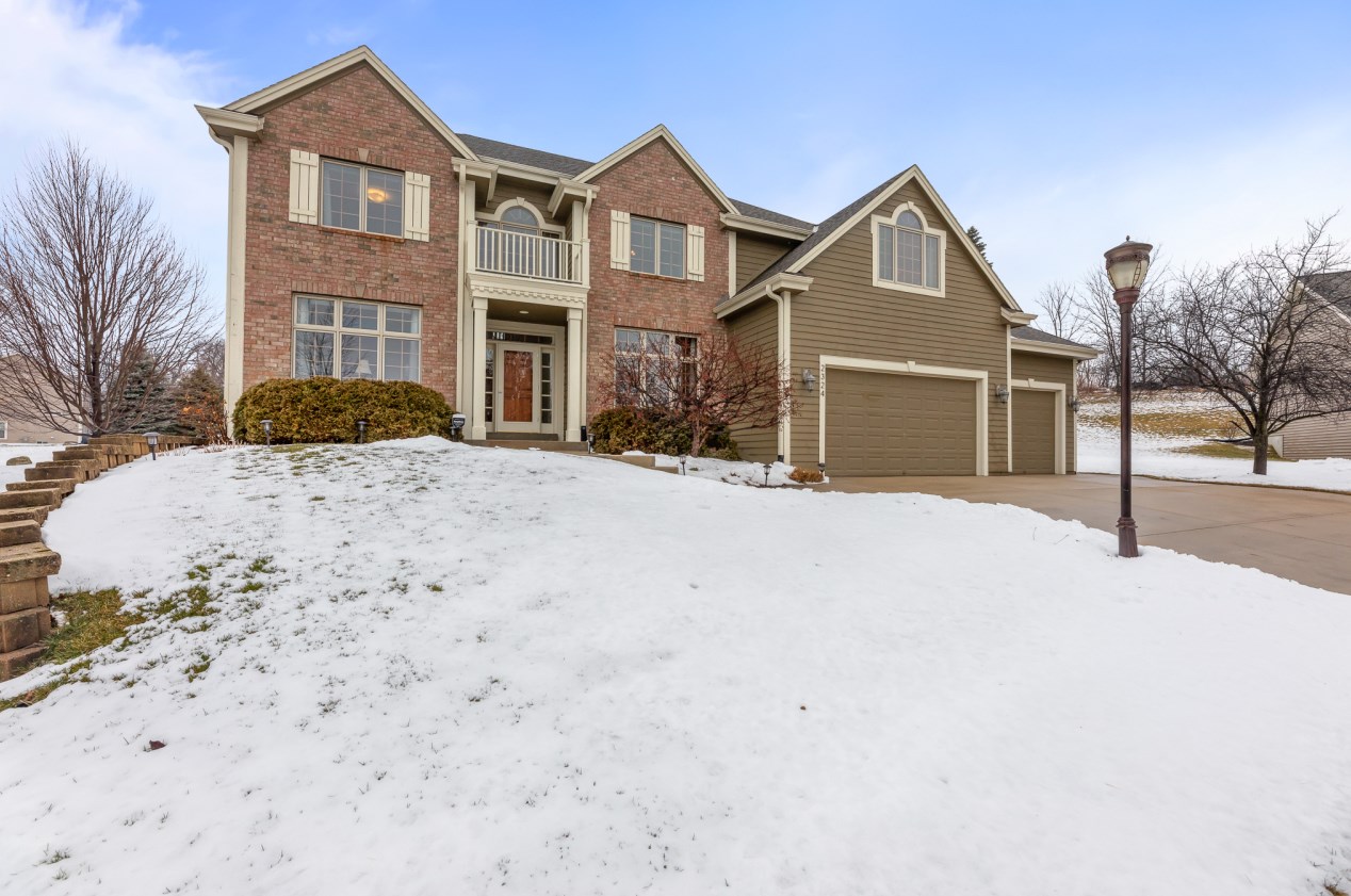 2324 Rustic Woods Ct, Waukesha, WI 53188
