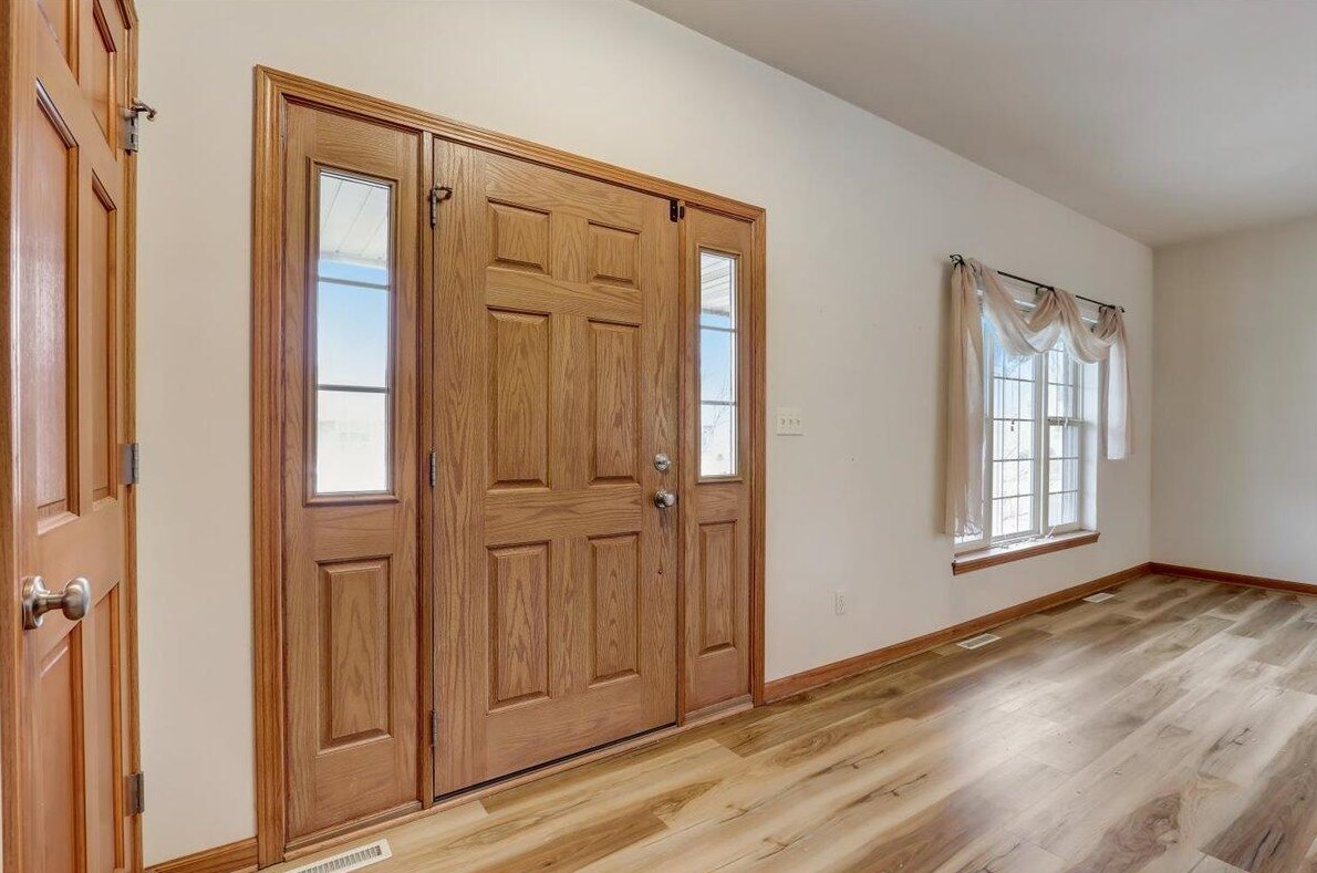 10357 S Rosemont Ln, Oak Creek, WI 53154